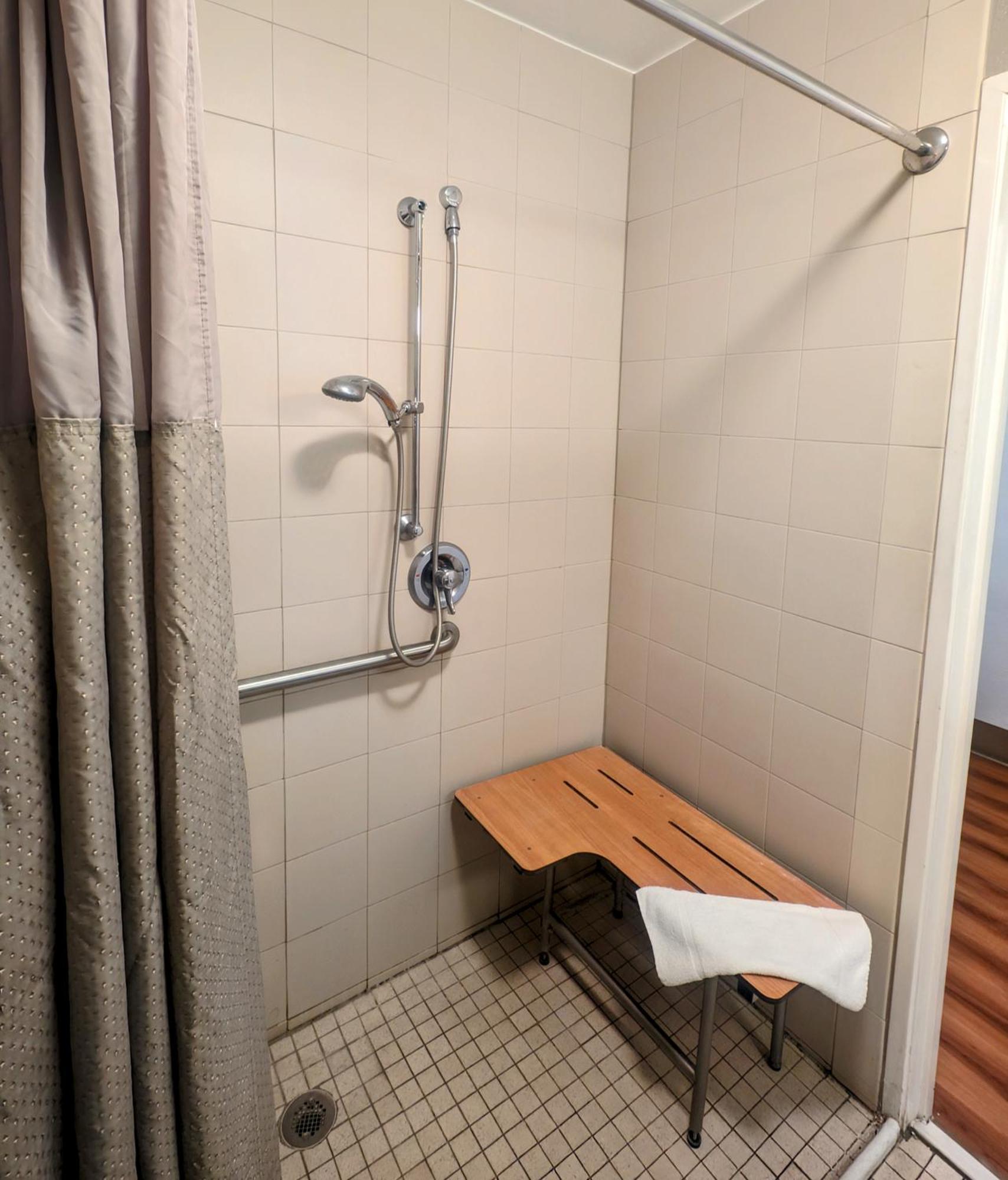Double Room Roll Shower Disability Access or Non Smoking or Pet Friendly