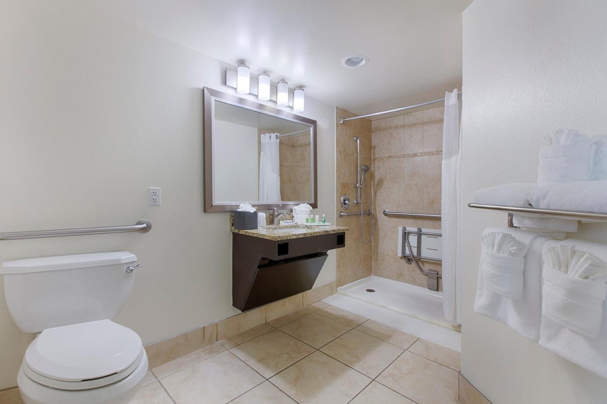 Queen Room with Hearing Accessible Roll-in Shower - Non-Smoking