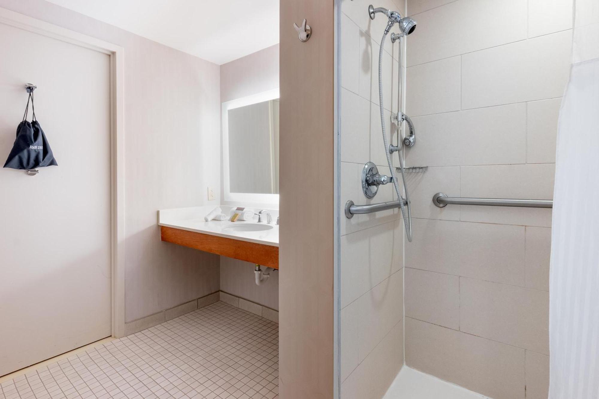 King Room - Disability Access with Roll-In Shower/Non-Smoking,1552159417:JPEG