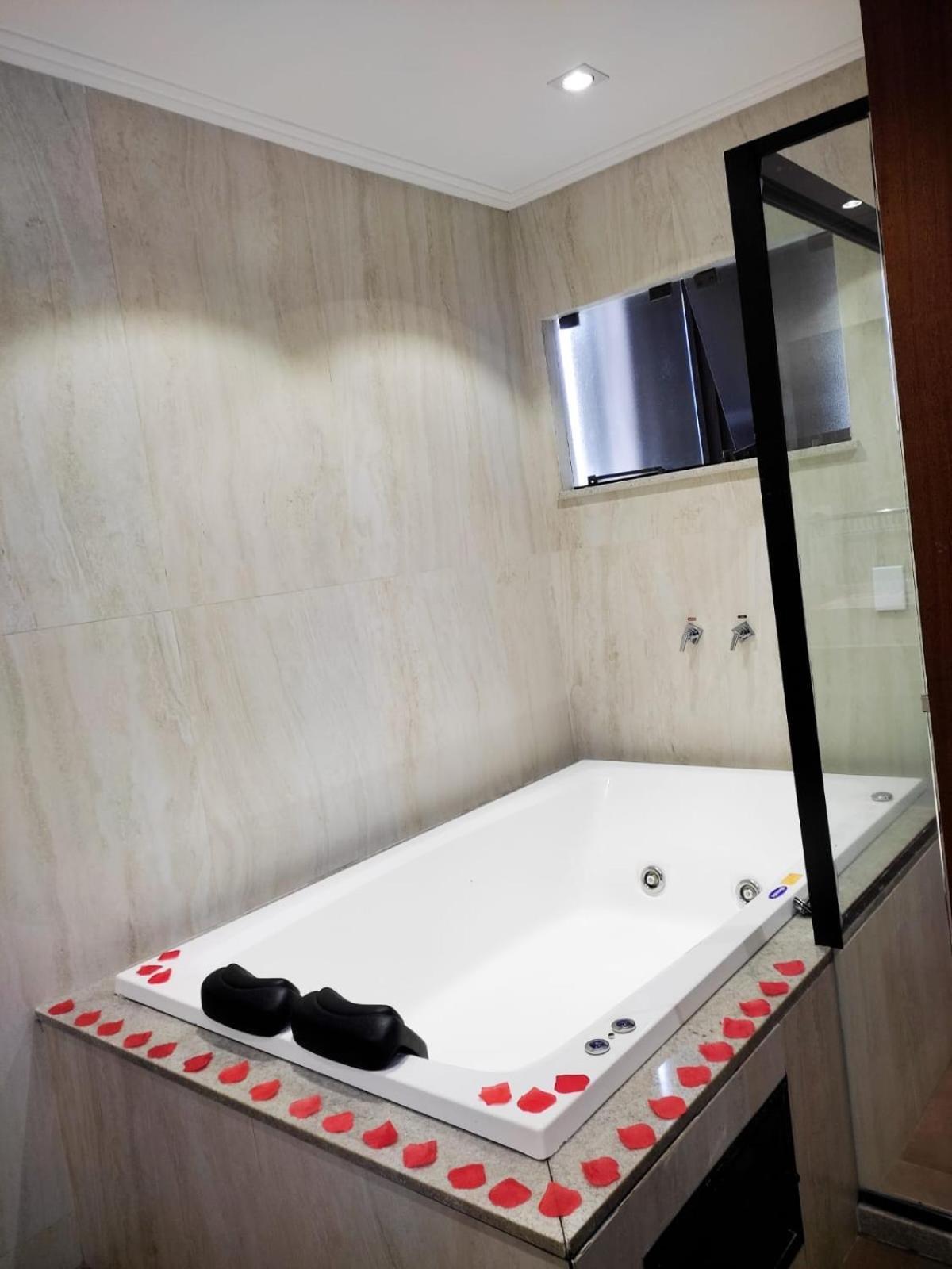 Deluxe Suite Spa Bath