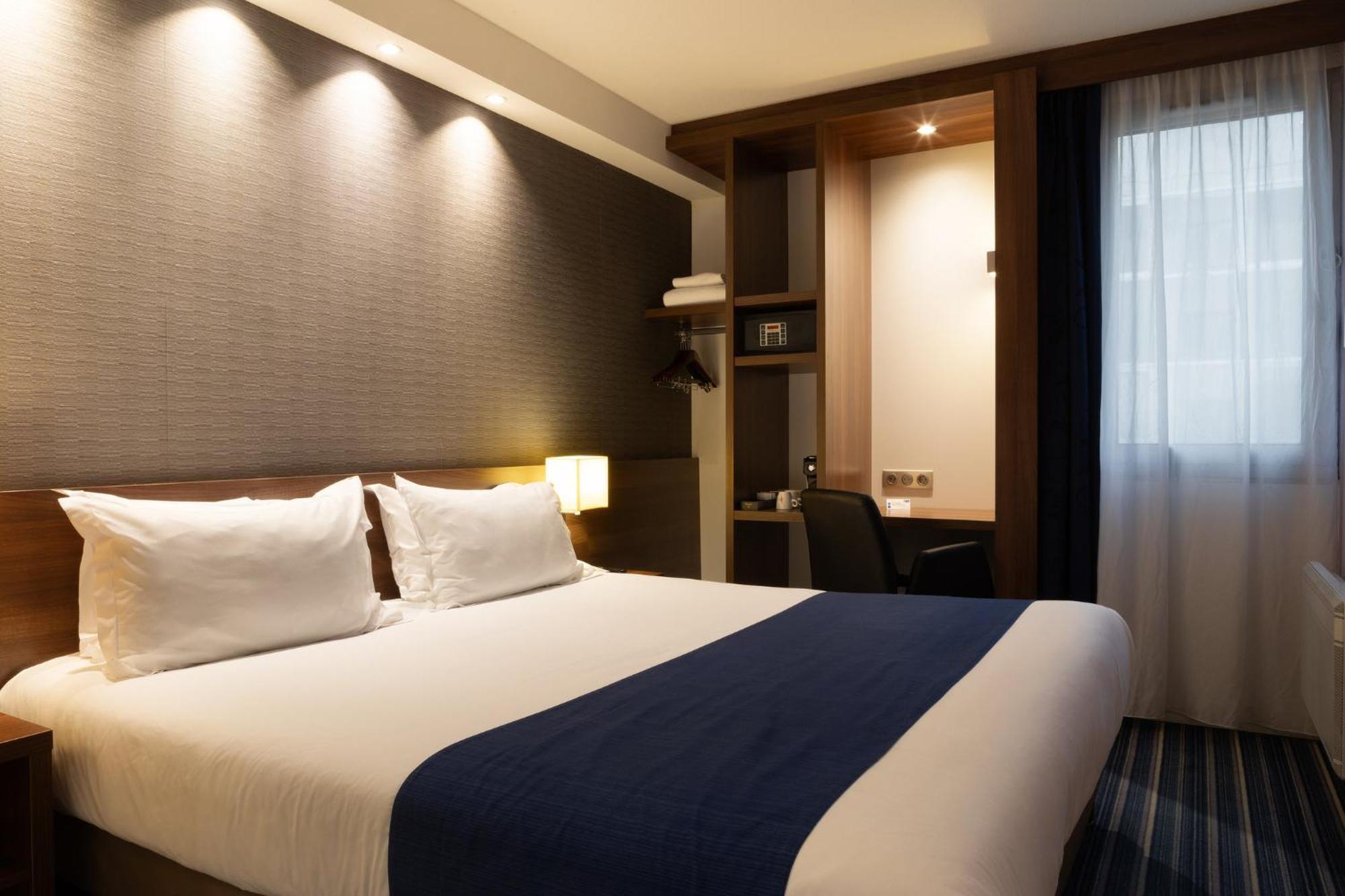 Chambre Lit Queen-Size Standard - Accessible aux Personnes à Mobilité Réduite avec Petit-Déjeuner Gratuit
