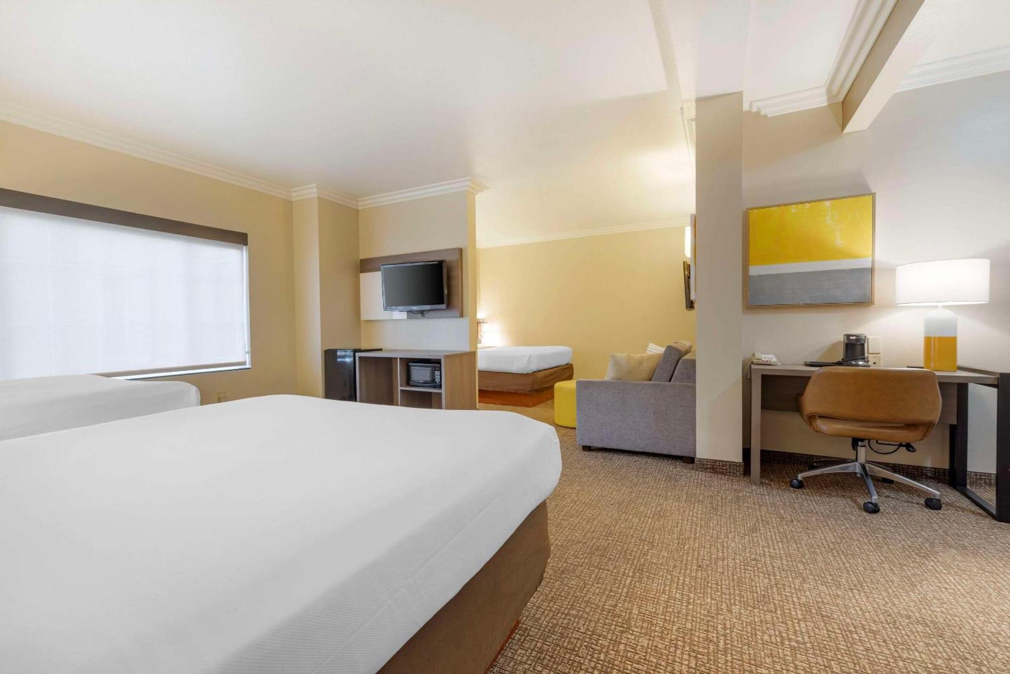 Superior Suite, 3 Queen Beds, Sofa Bed, Non Smoking