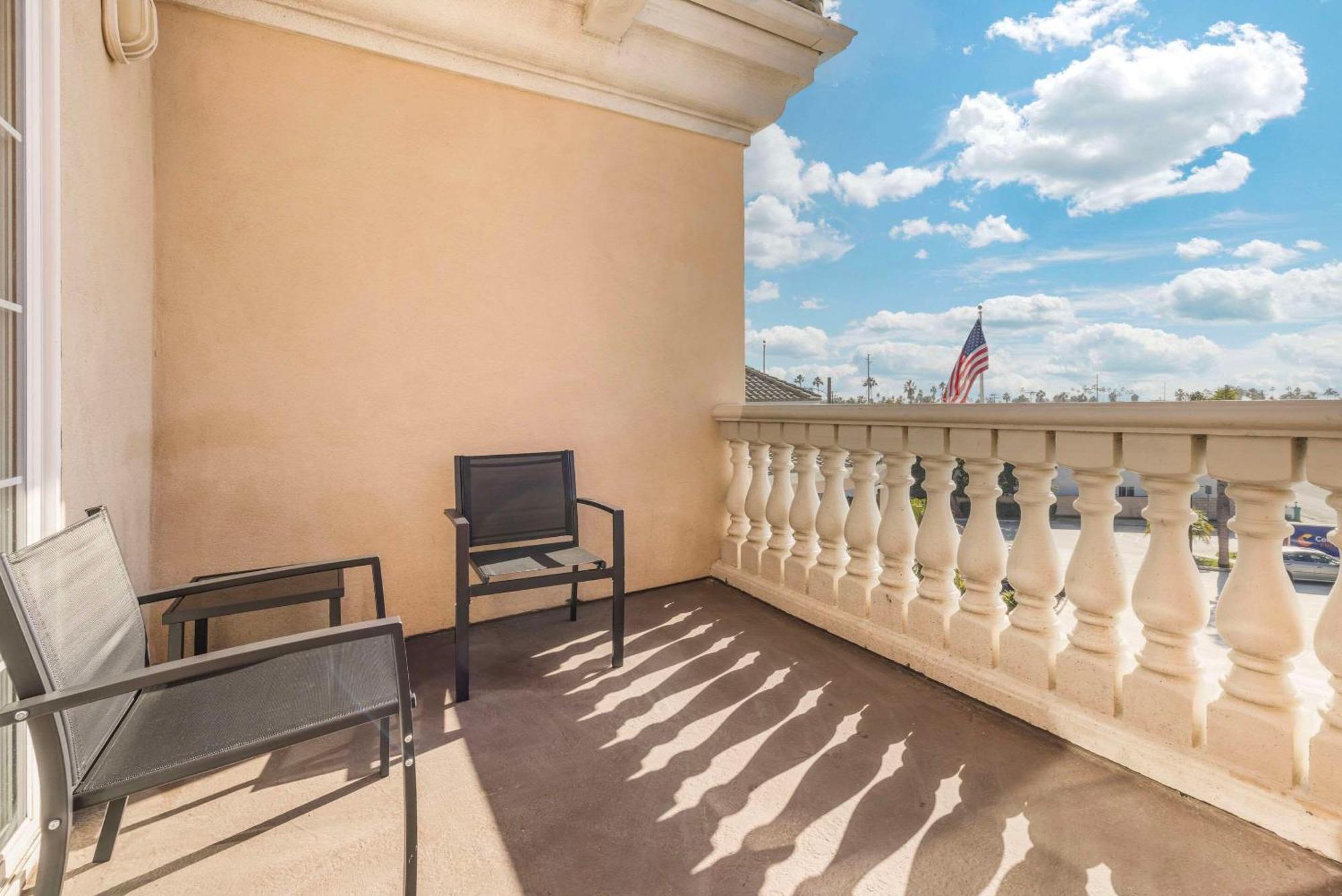 Ocean View Suite, Sofa Bed, 1 King Bed, Living Room, Non Smoking