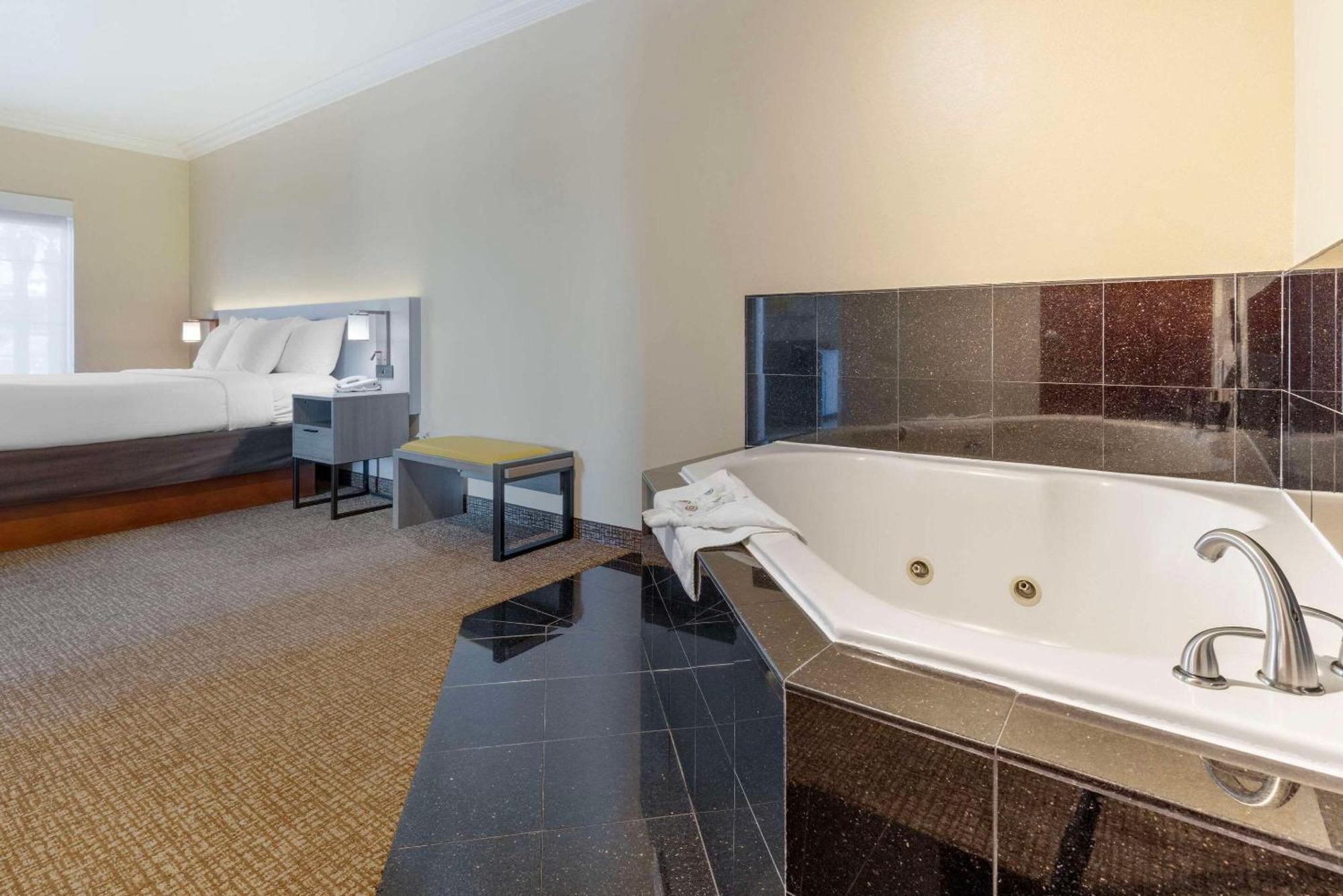 Hot Tub Suite 1 King Bed Sofa Bed Non Smoking