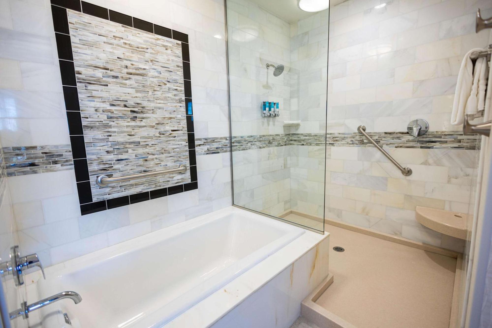 Oversized King Suite with Sofa Bed,1532799154:JPEG