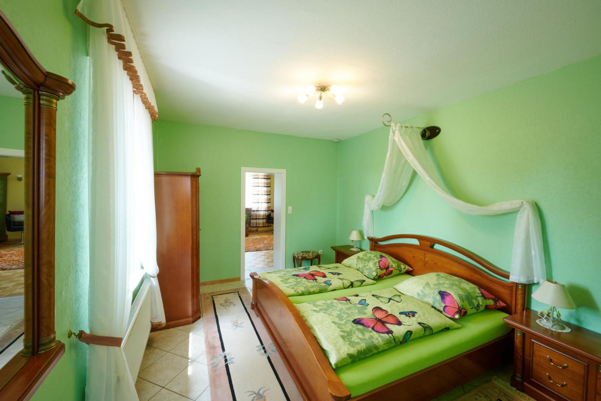 Deluxe One-Bedroom Apartment