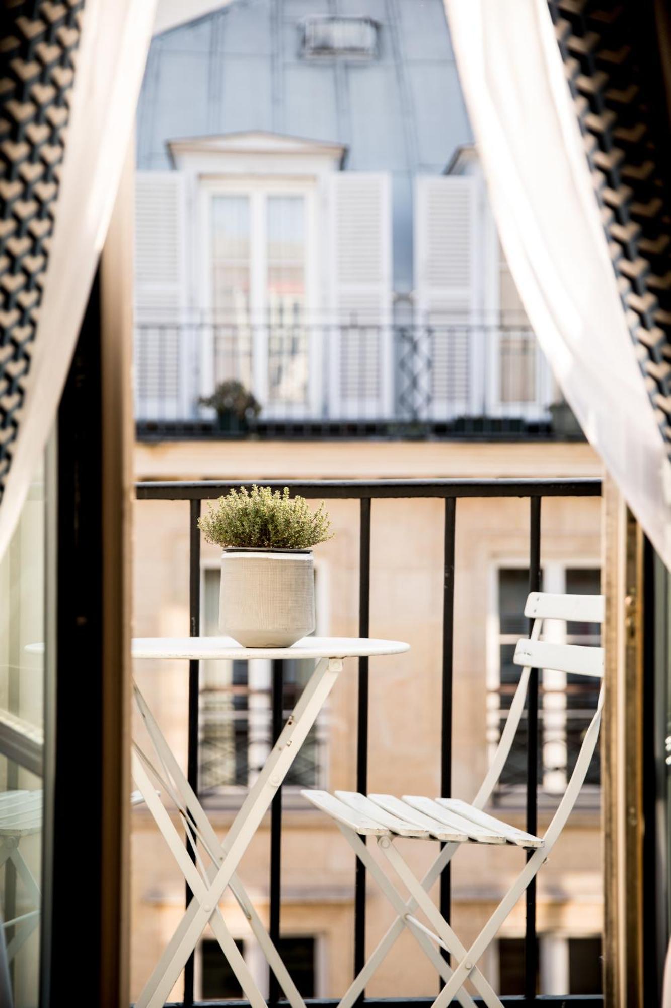 Chambre Lit Queen-Size avec Balcon - Vue sur Toits de Paris