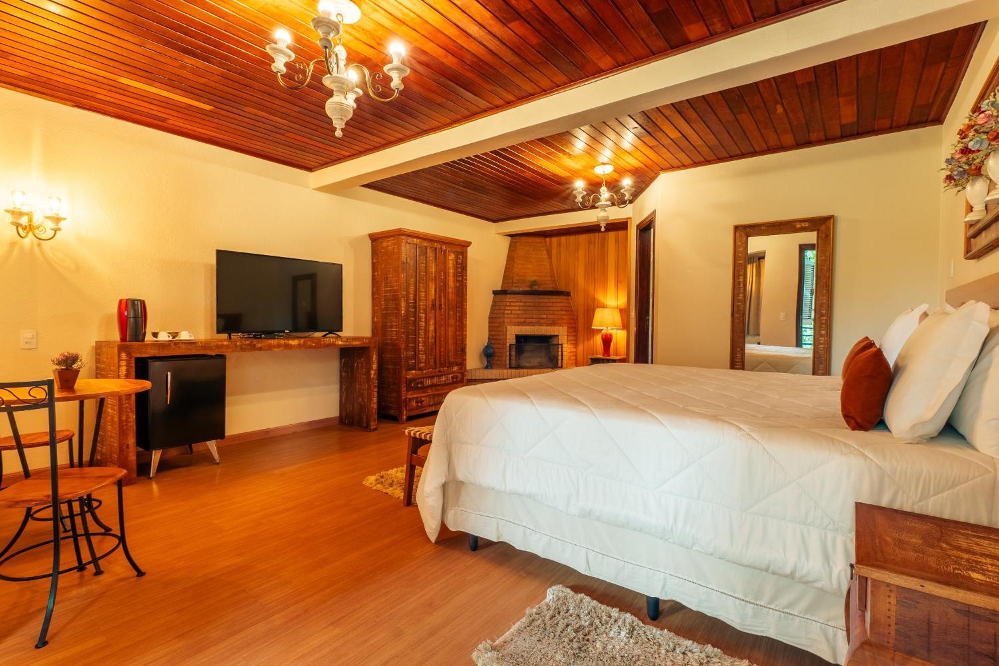 Suíte com Cama King-size e Banheira de Hidromassagem
