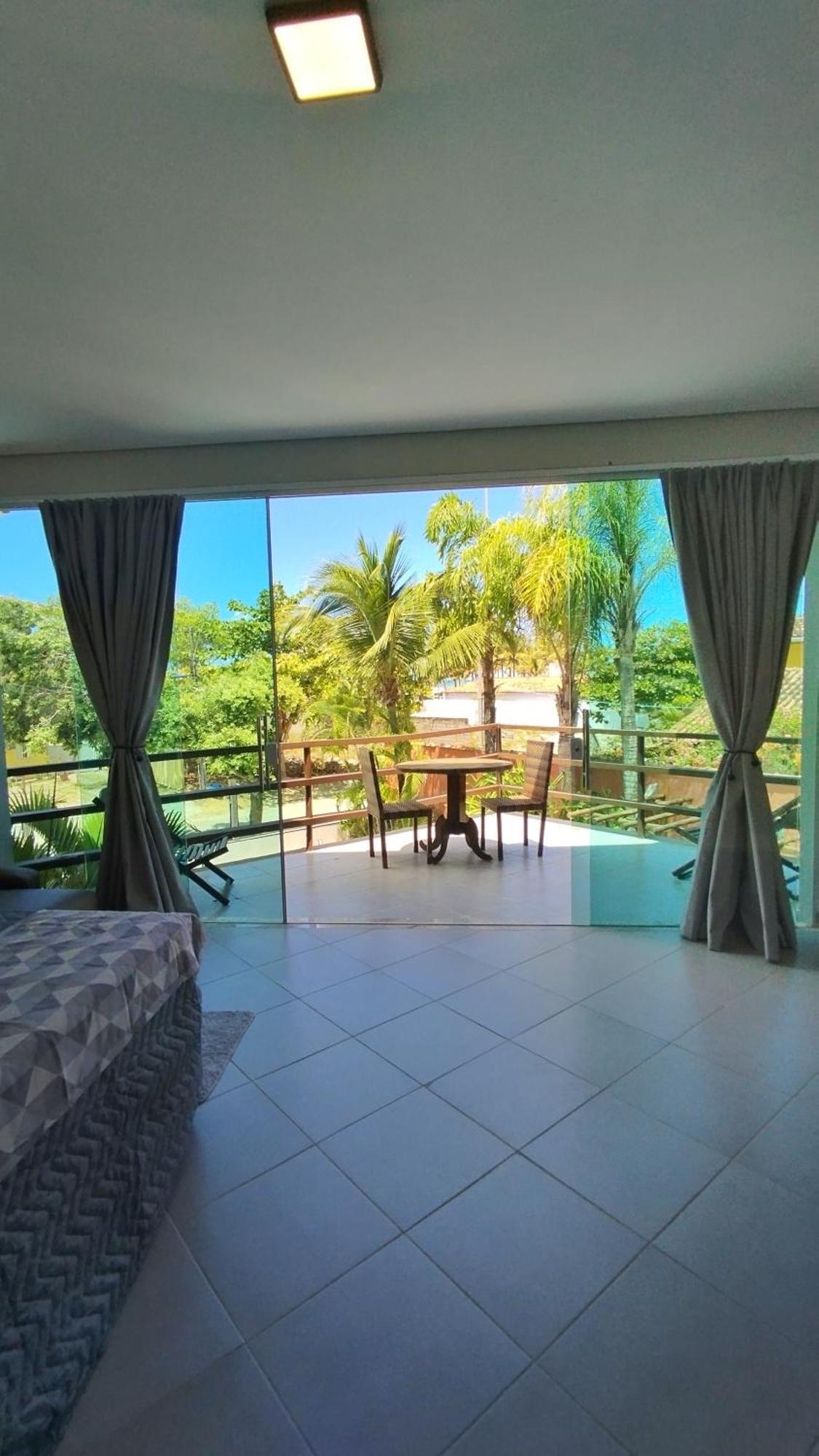 Suíte com Cama King-size e Vista da Piscina