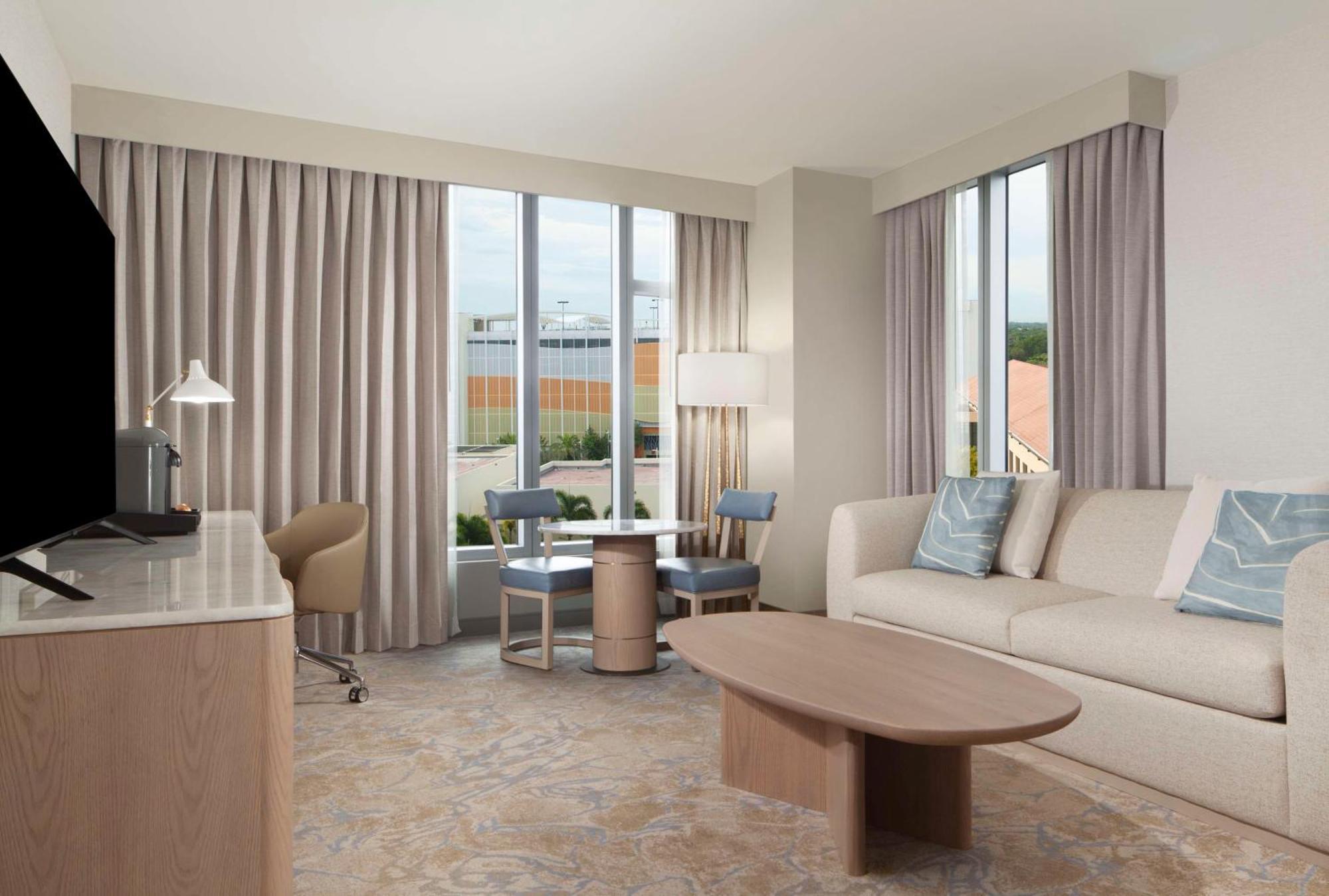 One-Bedroom Premium King Suite with Pool View,1535671591:JPEG