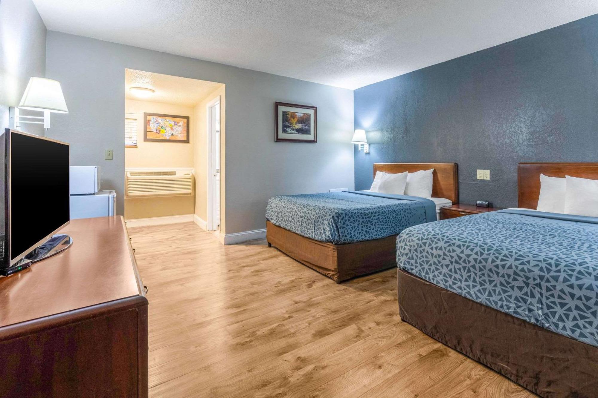 Queen Room Two Queen Beds River View Non-Smoking