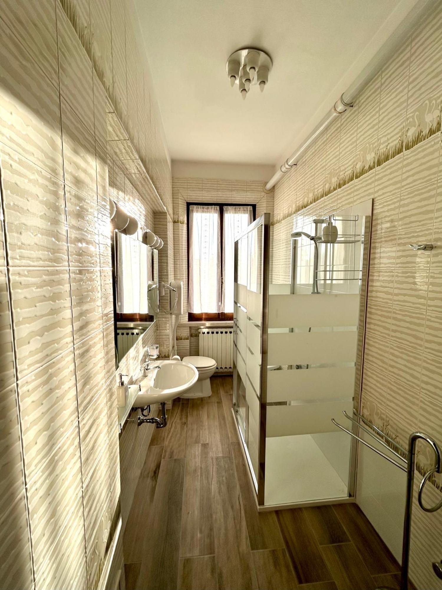 Camera Matrimoniale Standard con Bagno in Comune