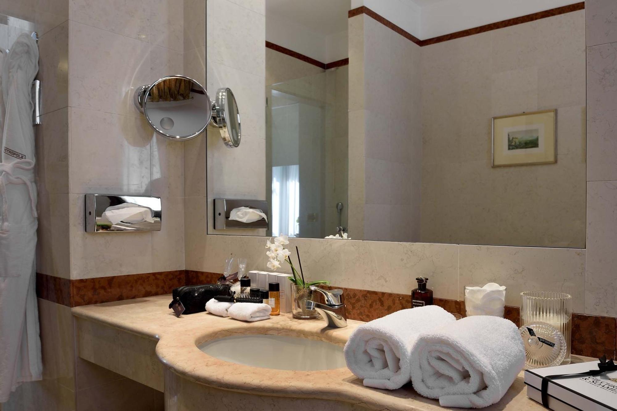 Junior Suite Lateral Canal View