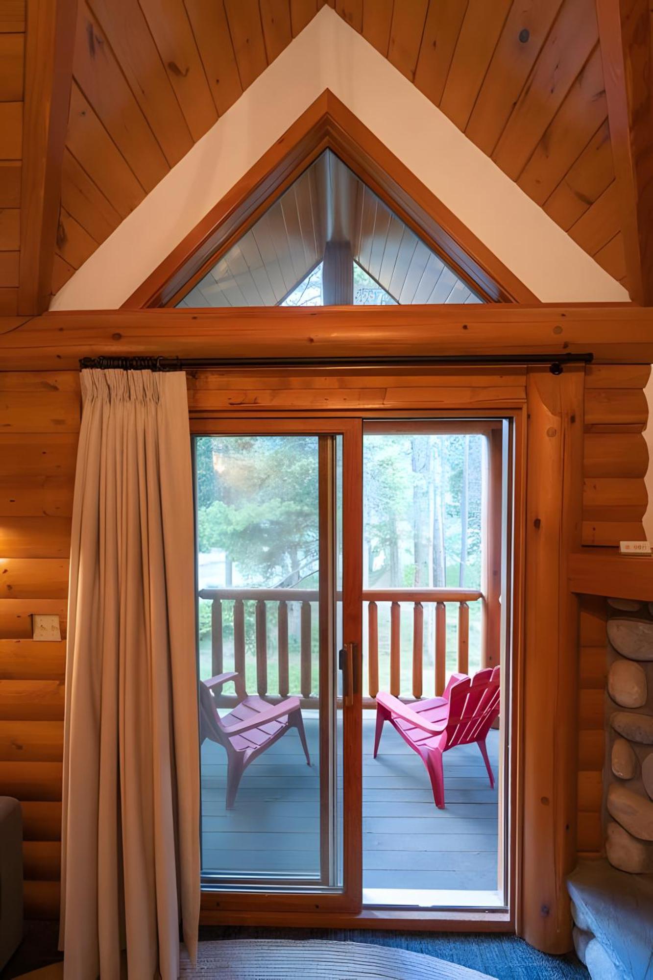 Jacuzzi Suite Lodge Building