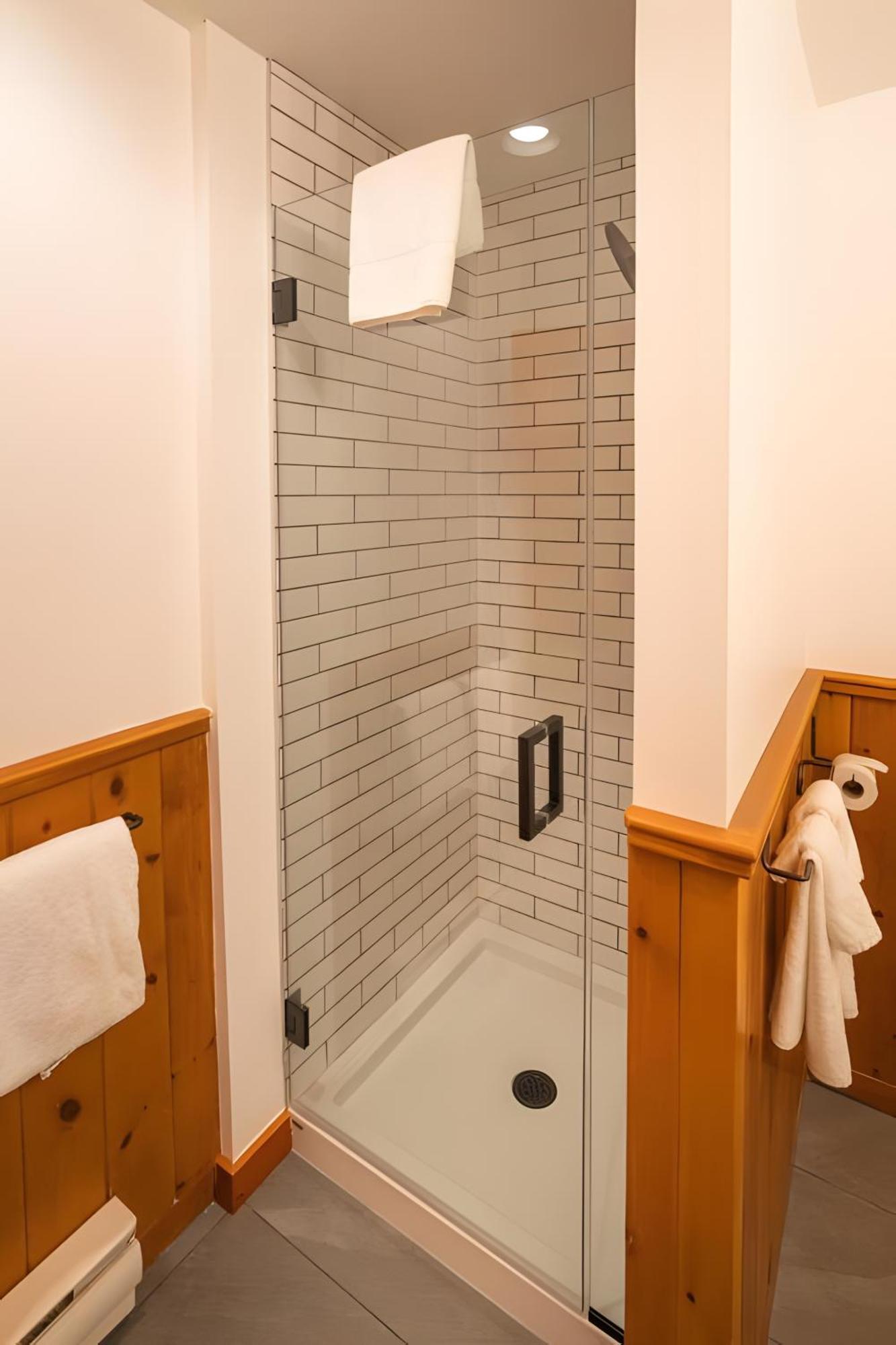 Jacuzzi Suite Lodge Building