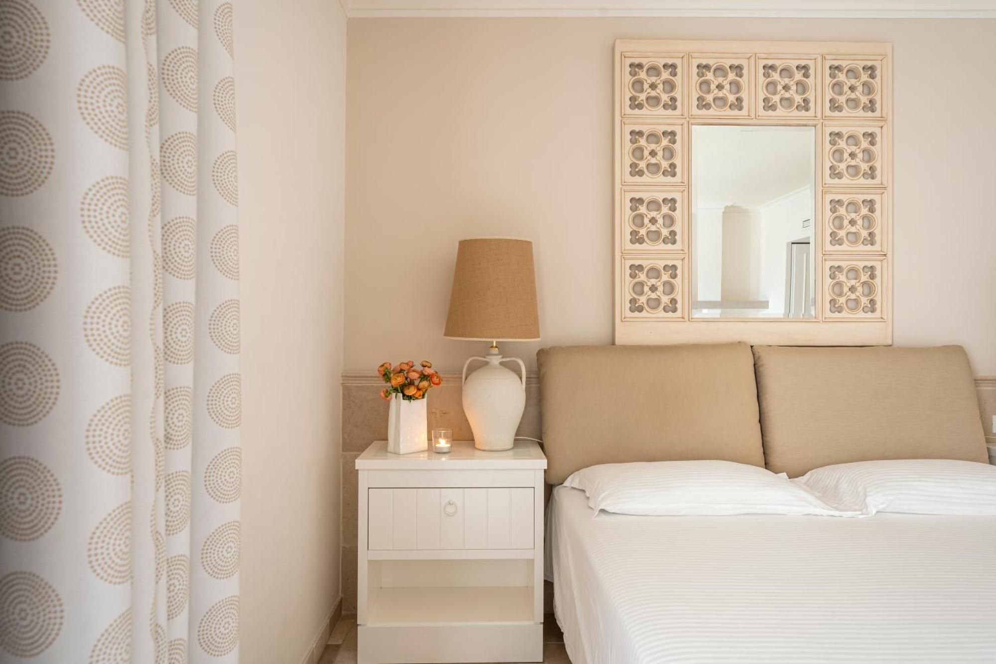 Deluxe Room,1536914293:JPEG