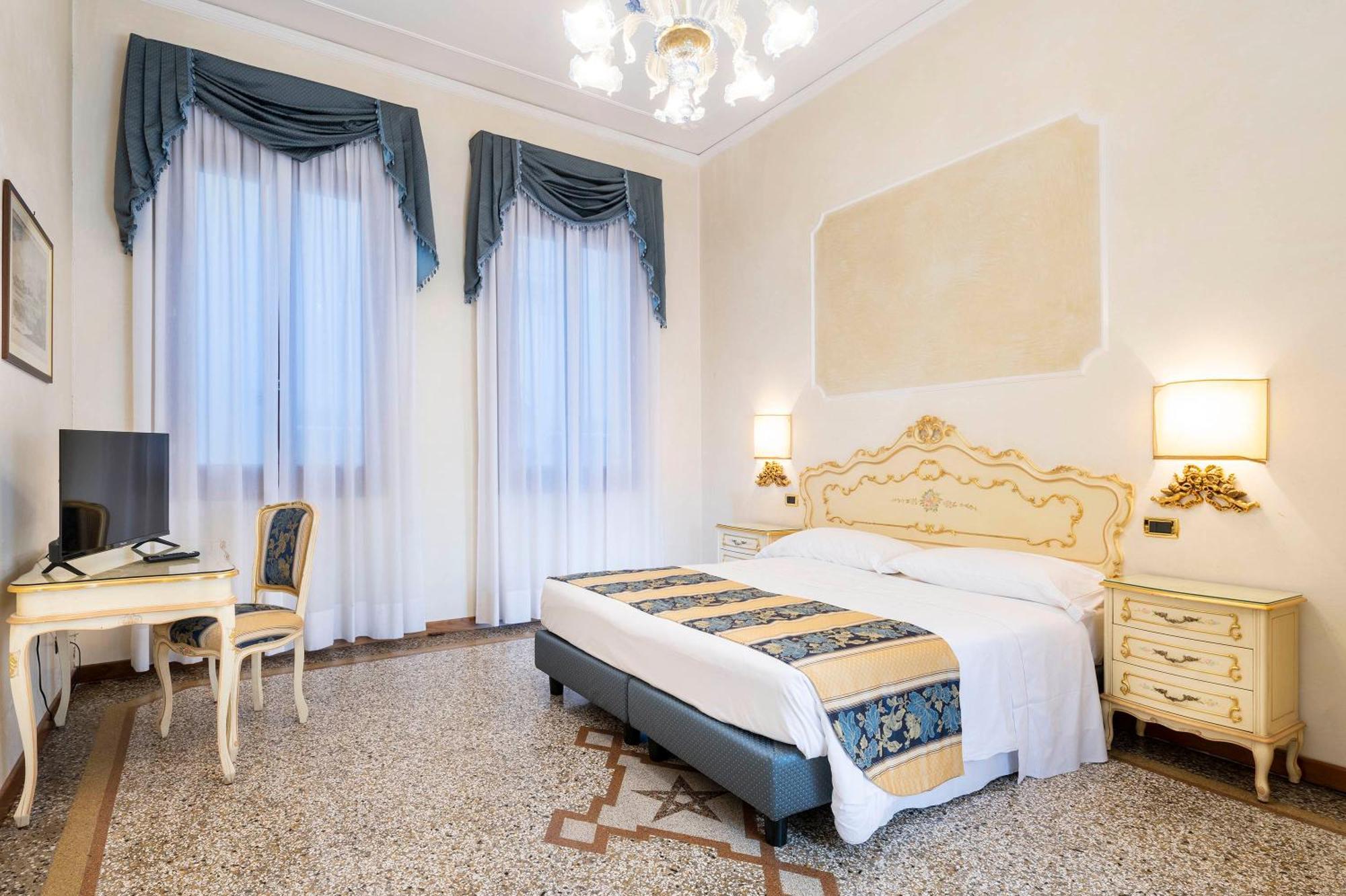 Double Room Dependence