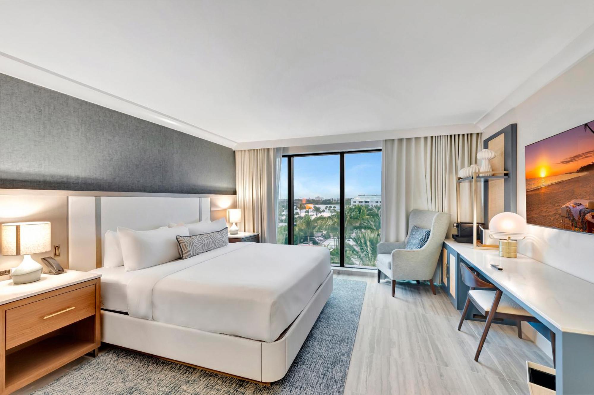 Guest room 1 King Pool view