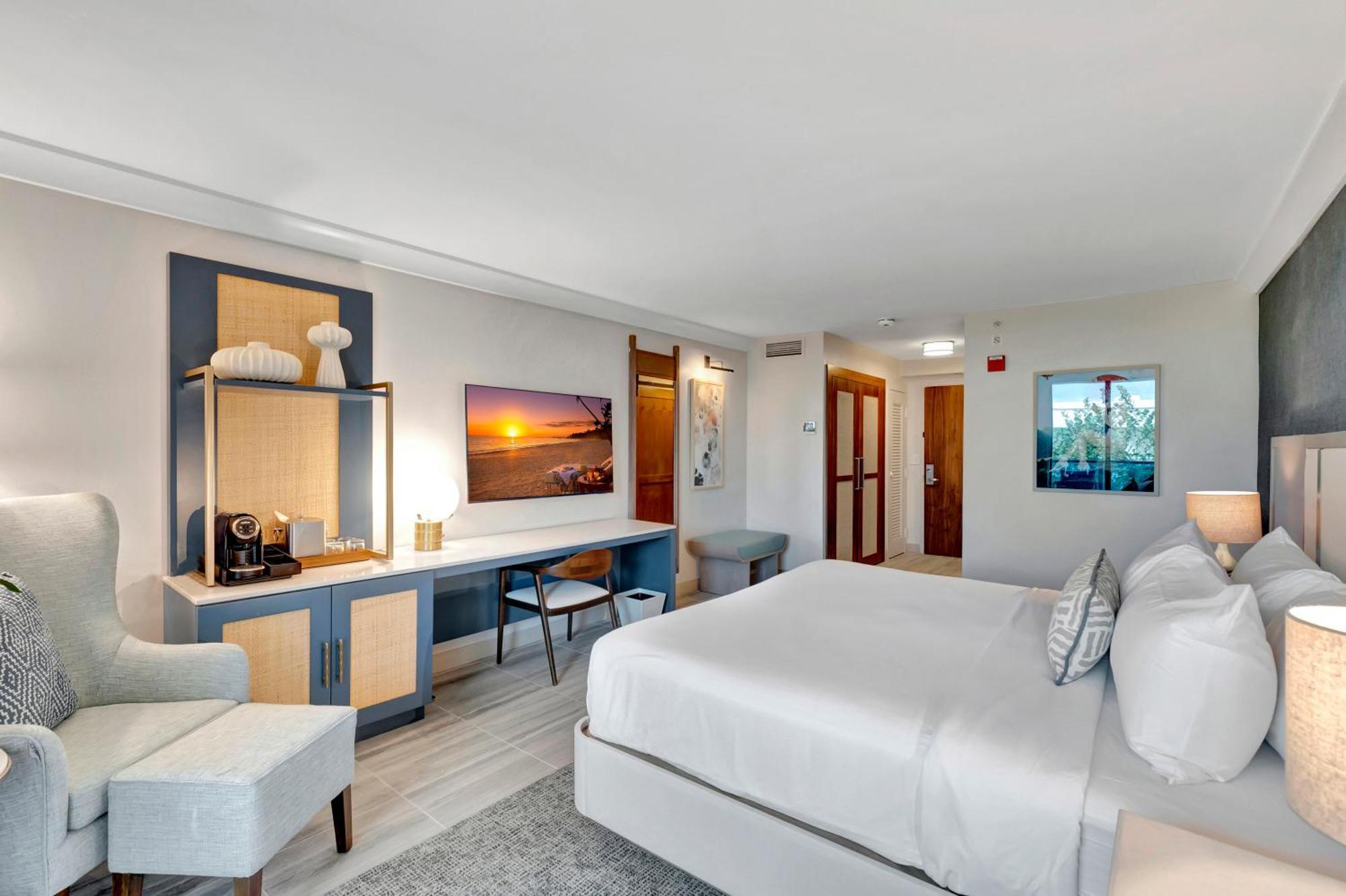 Guest room 1 King Pool view