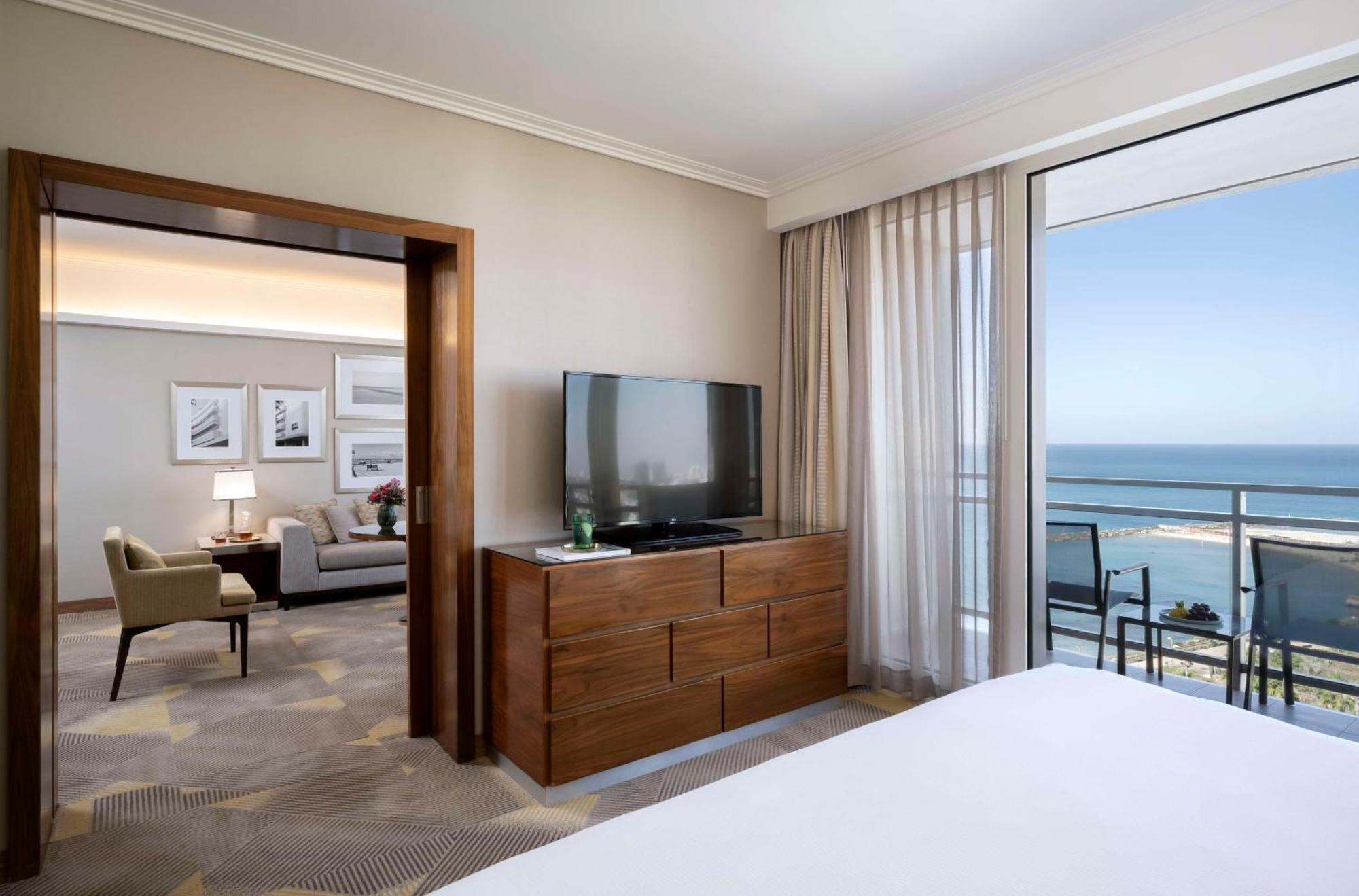 Executive Plaza Suite mit Kingsize-Bett und Meerblick