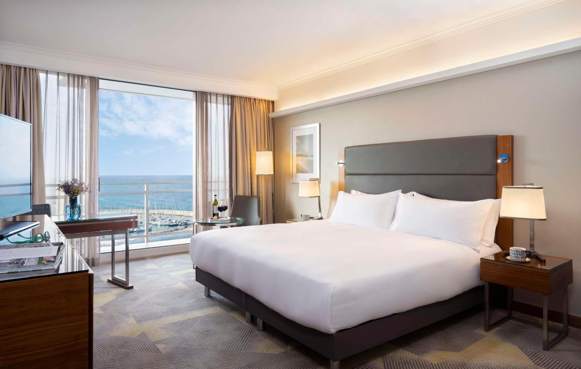 Premium Deluxe Zimmer mit Kingsize-Bett und Meerblick