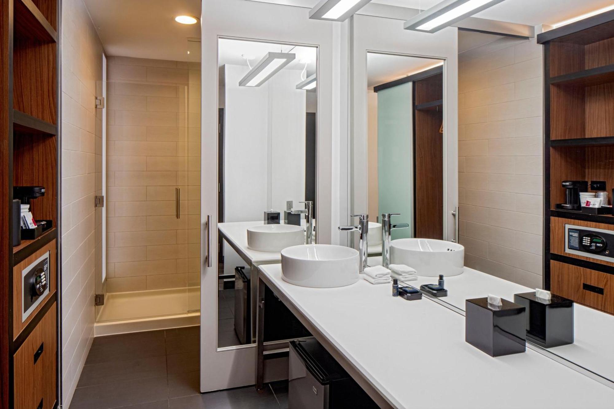 Guest room, 2 Queen, City view