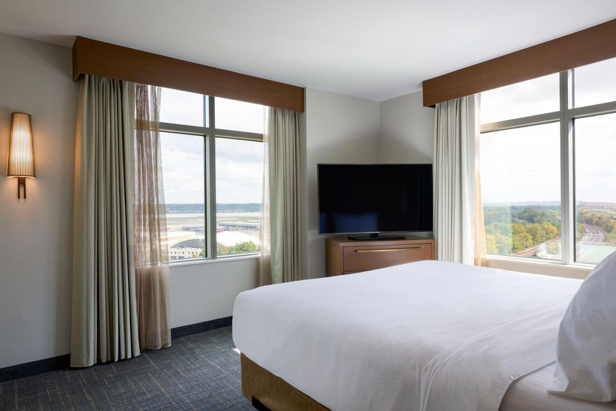 One-Bedroom King Suite City View Adapted Tub Mobility Accessible