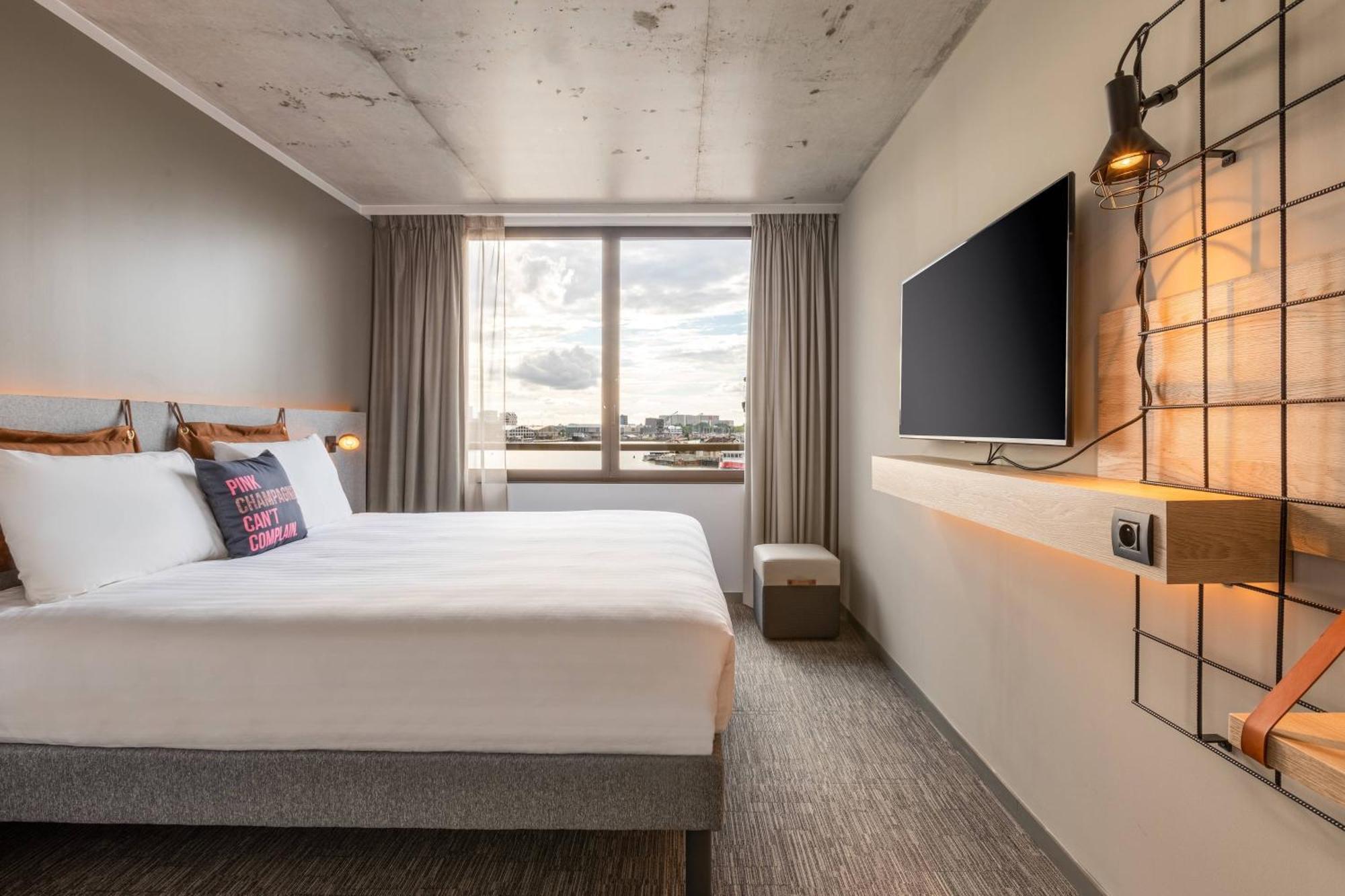 Moxy Queen Room Harbor View