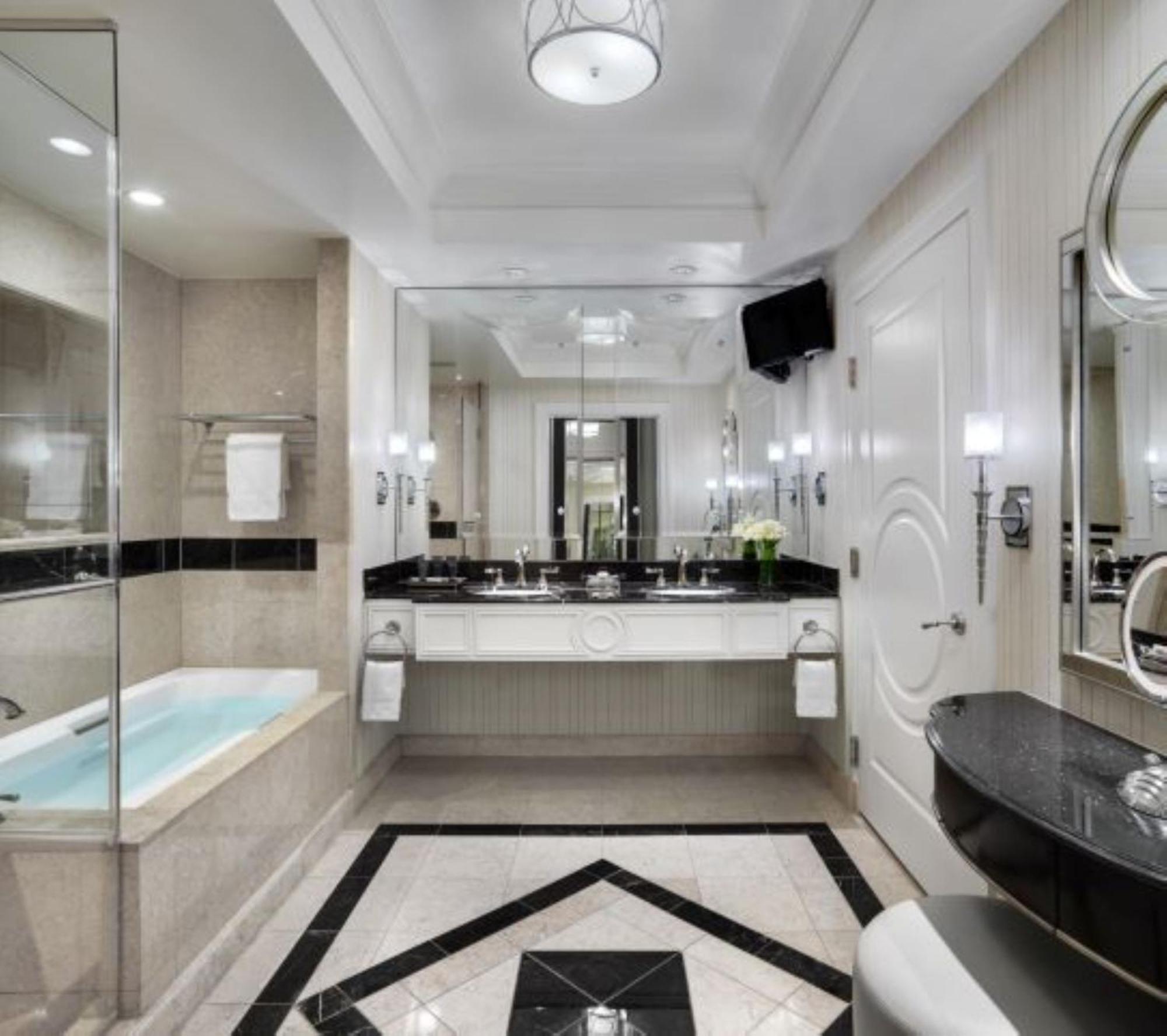 Palazzo Luxury King Suite Sphere View