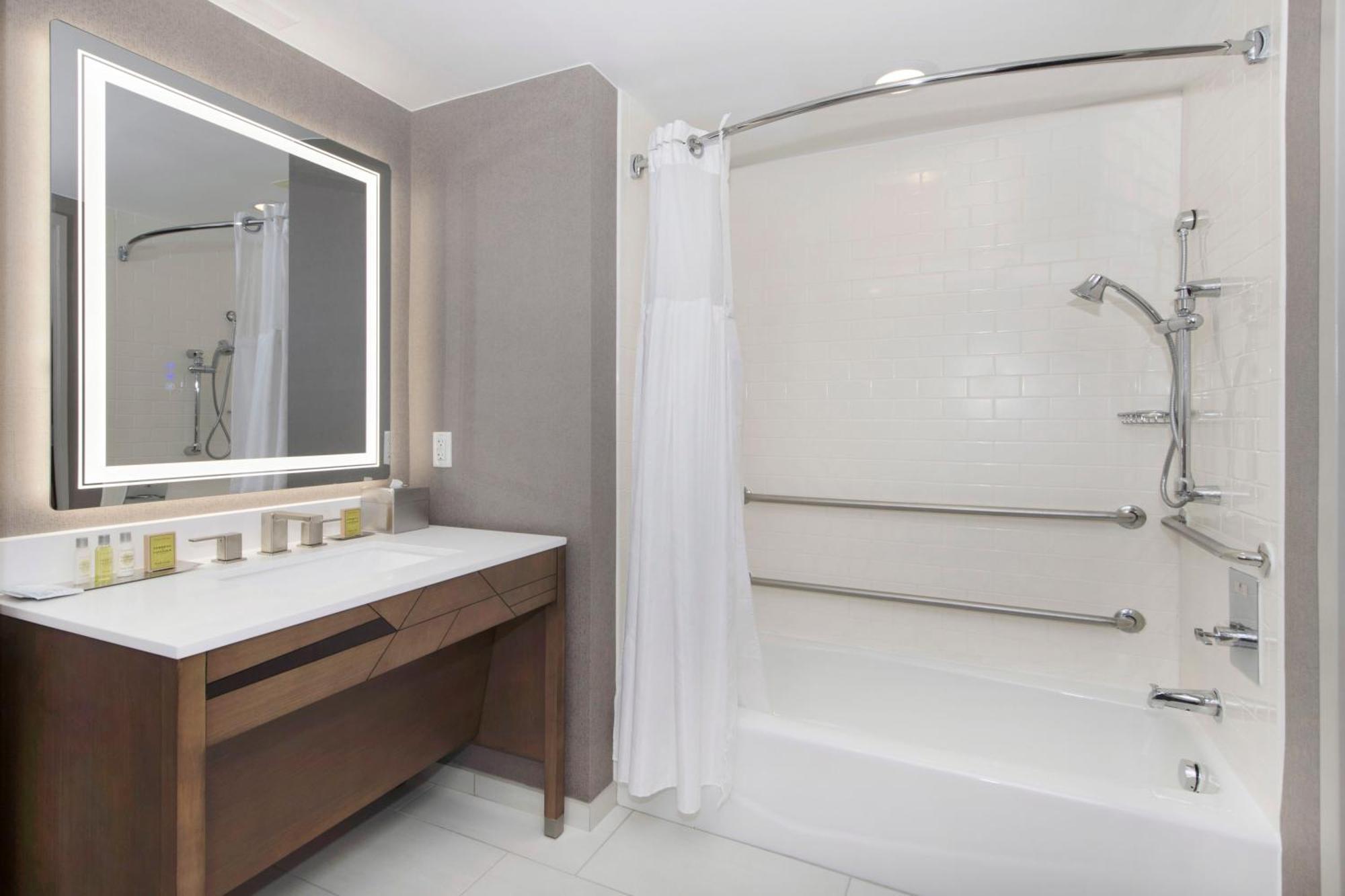 King Room with Accessible Tub - Mobility and Hearing Access/Non-Smoking,1537907872:JPEG