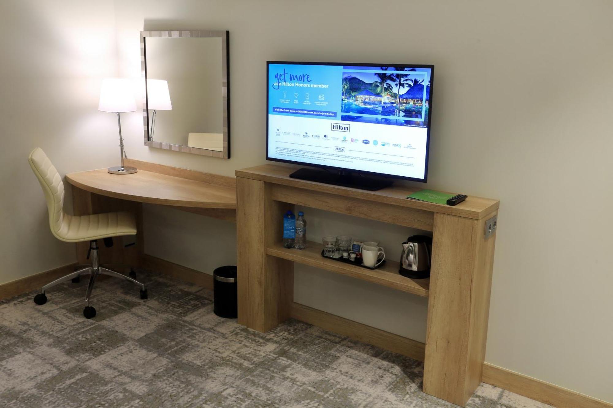 Kamer met Queensize Bed en Uitzicht op de Stad
