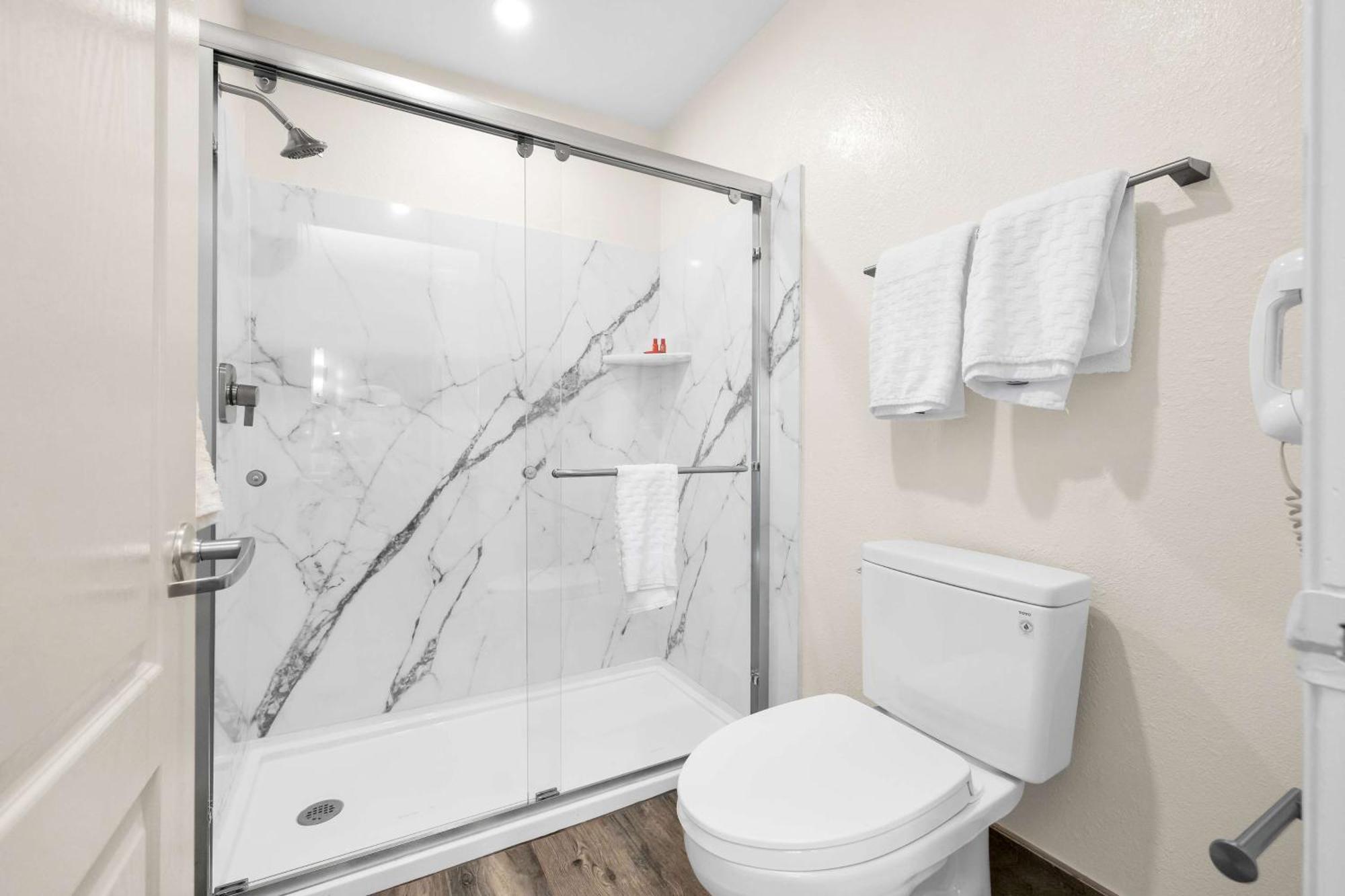 Queen Room Roll Shower Disability Access or Non-Smoking