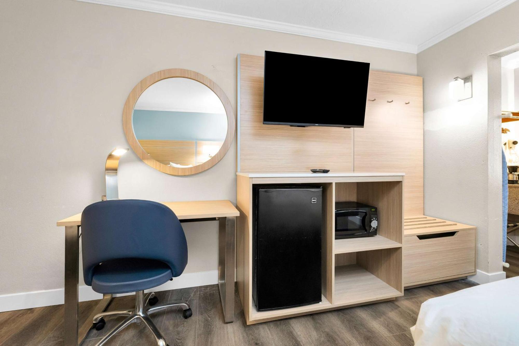 Double Room Bath Tub Disability Access or Non-Smoking