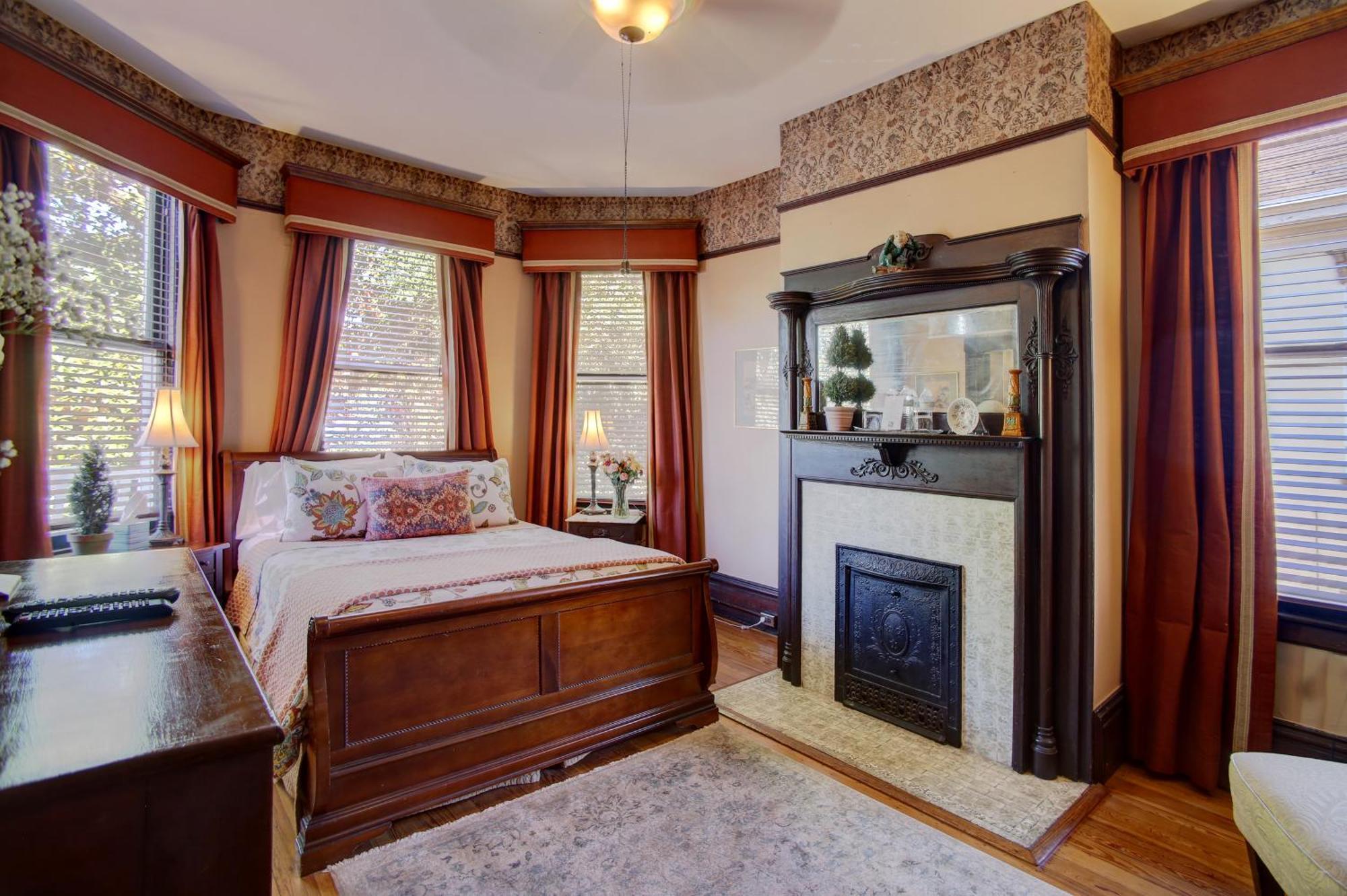 Queen Room Forsyth Place
