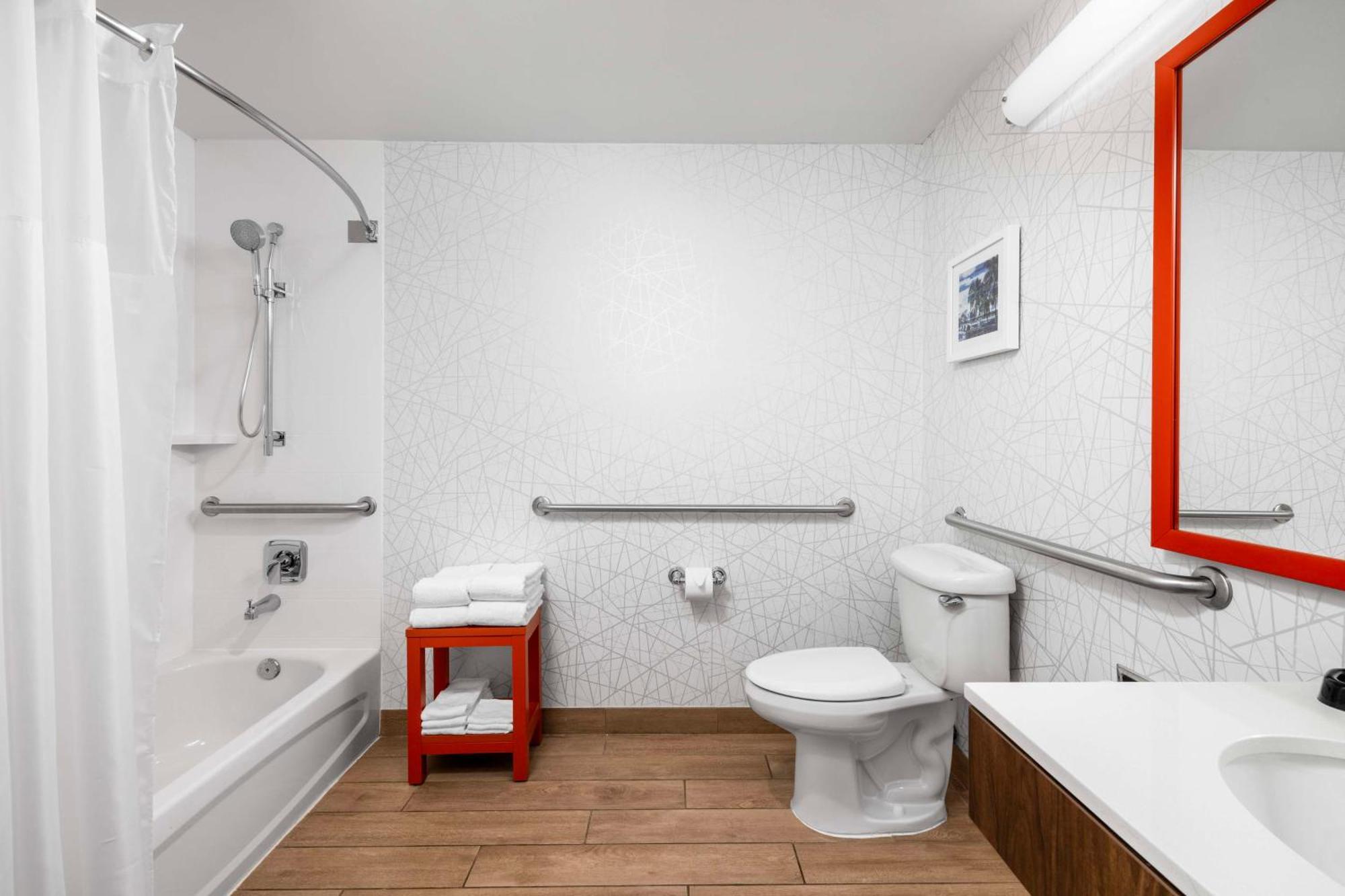 King Room Bath Tub Mobility Access