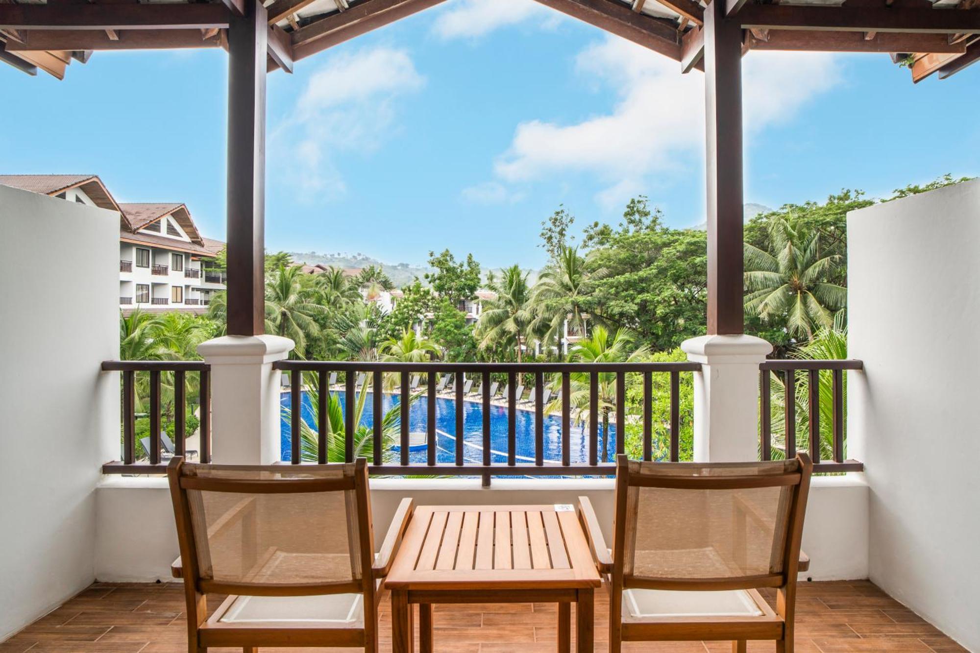 Grand Deluxe Pool View Room