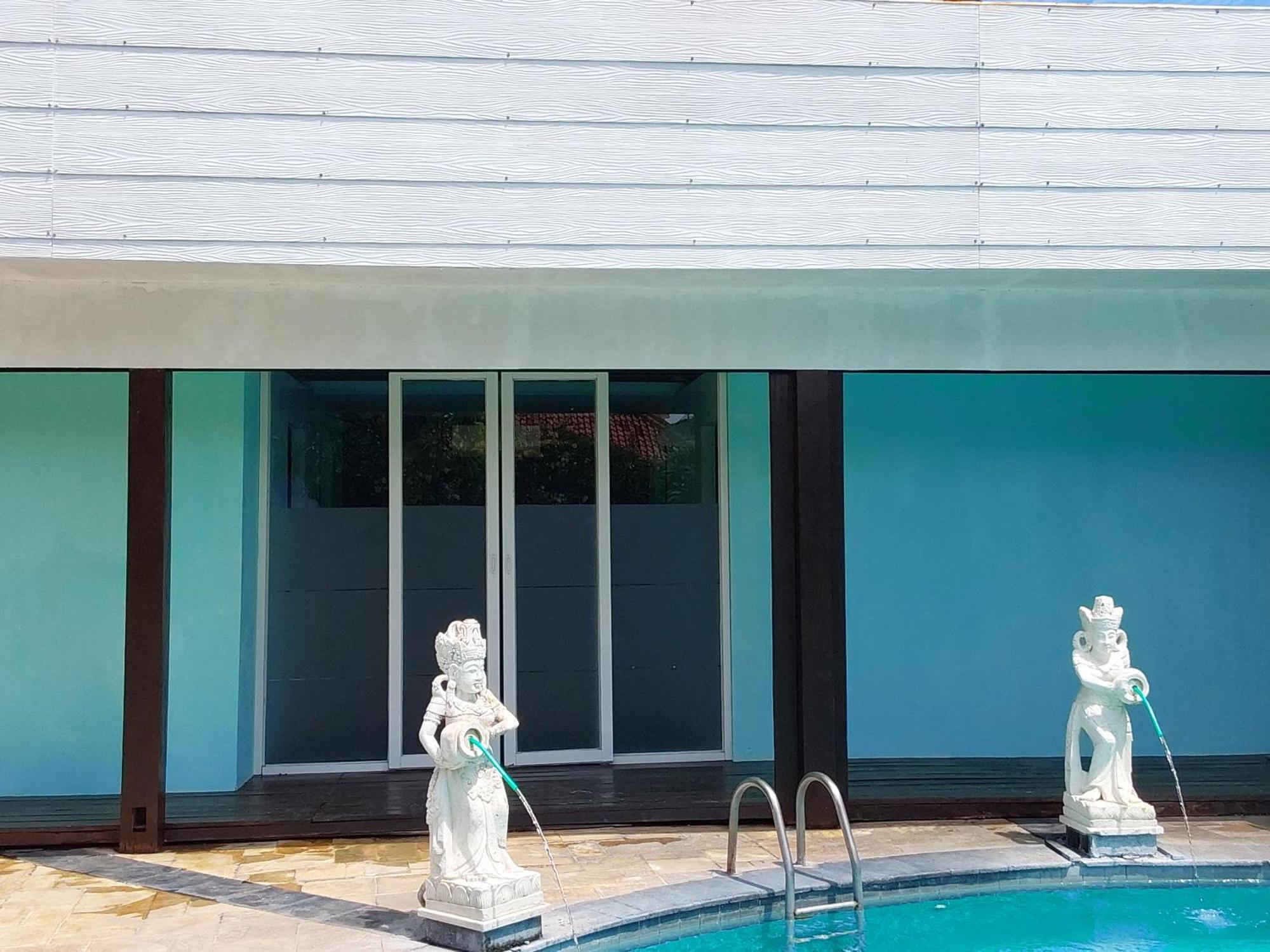 12 Beds Mixed Capsule Pool View