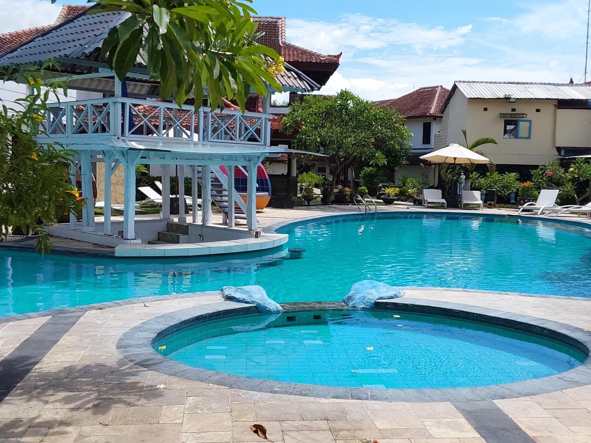 12 Beds Mixed Capsule Pool View
