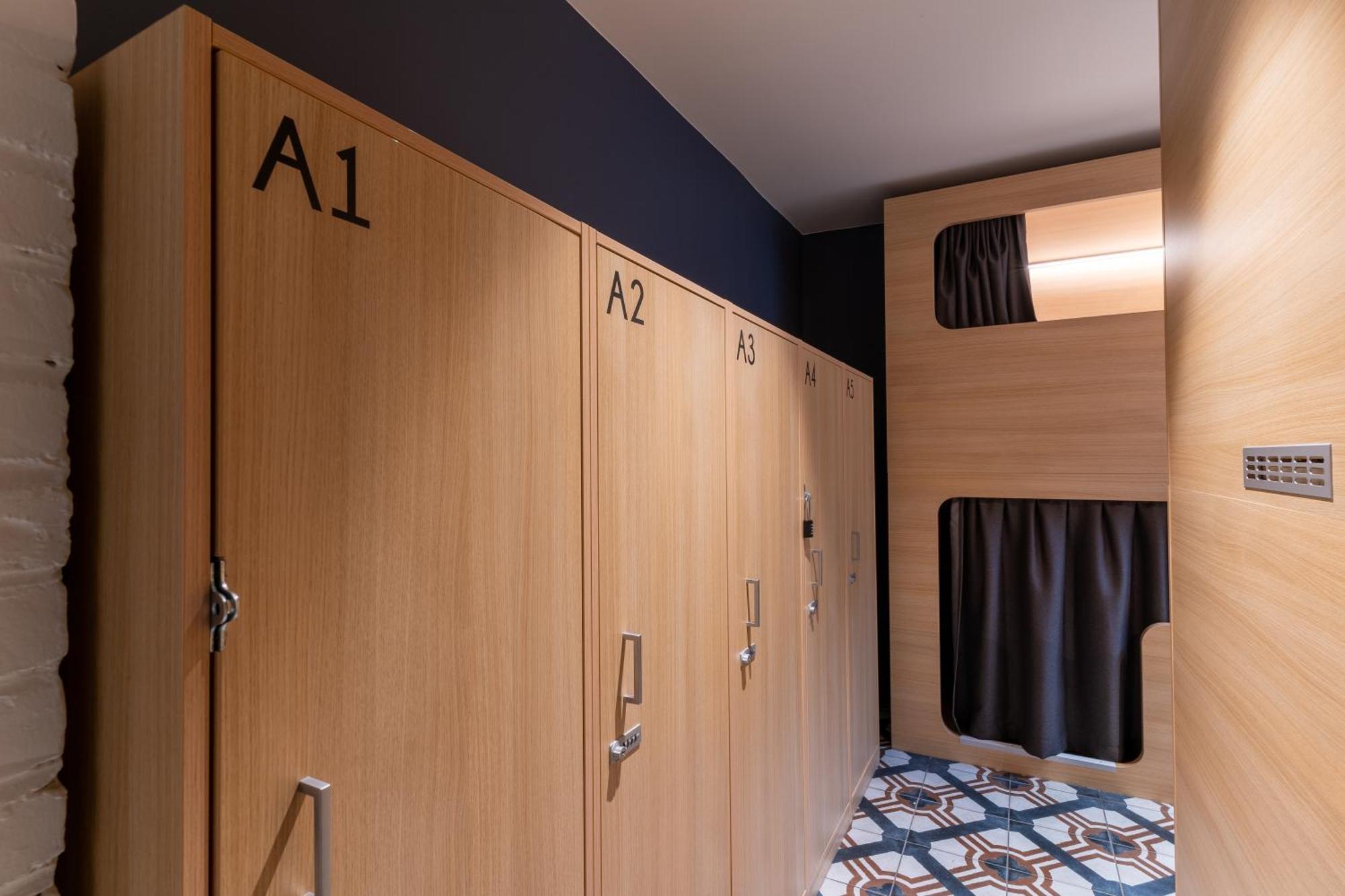Bed 18-Bed Mixed Dormitory Room