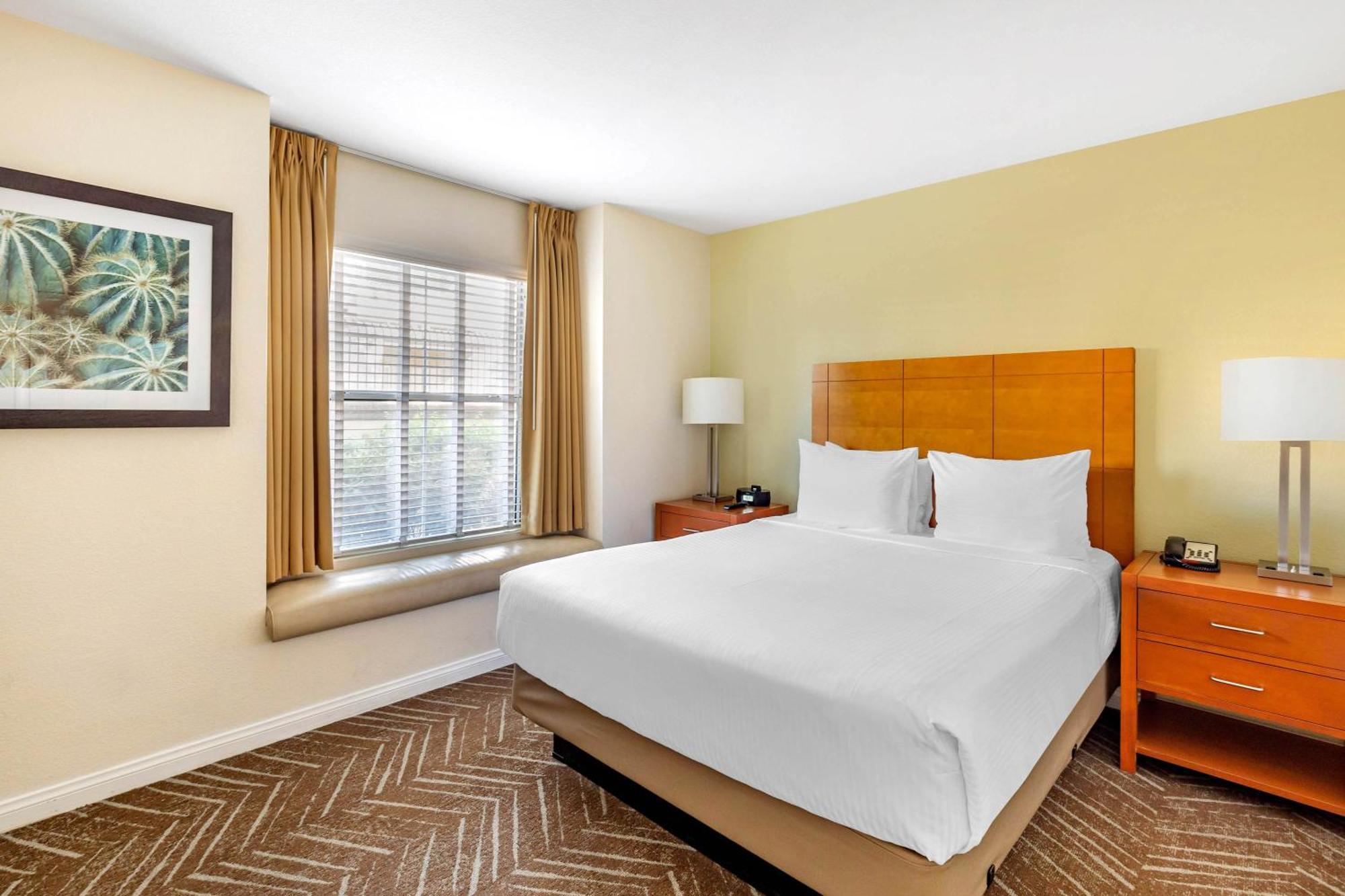 Two-Bedroom Suite Accessible Tub
