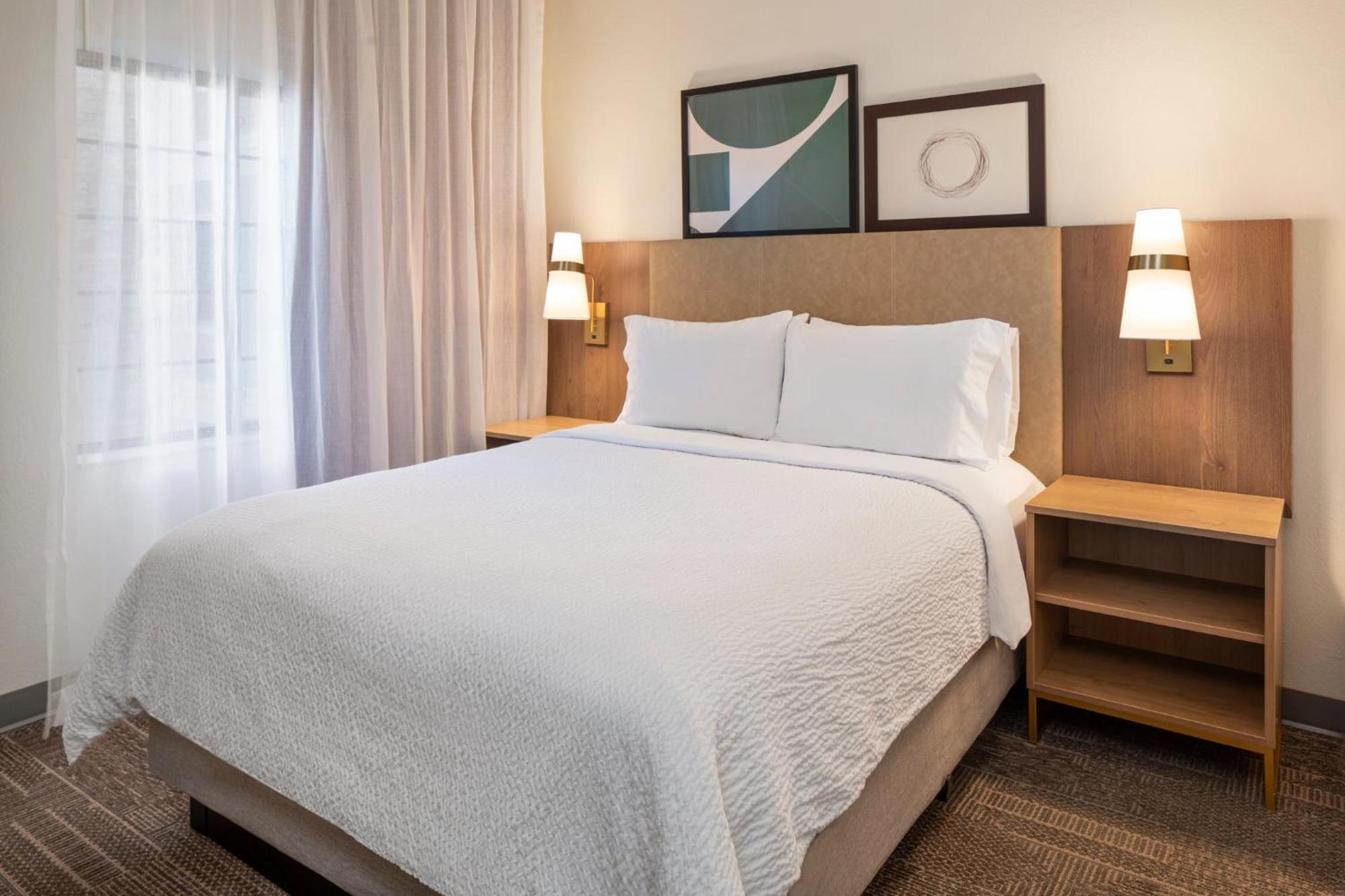 Two-Bedrooms Suite Two Double One Queen Bed Non-Smoking