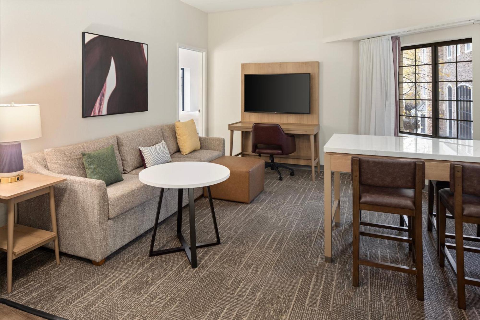 Two-Bedrooms Suite Two Double One Queen Bed Non-Smoking