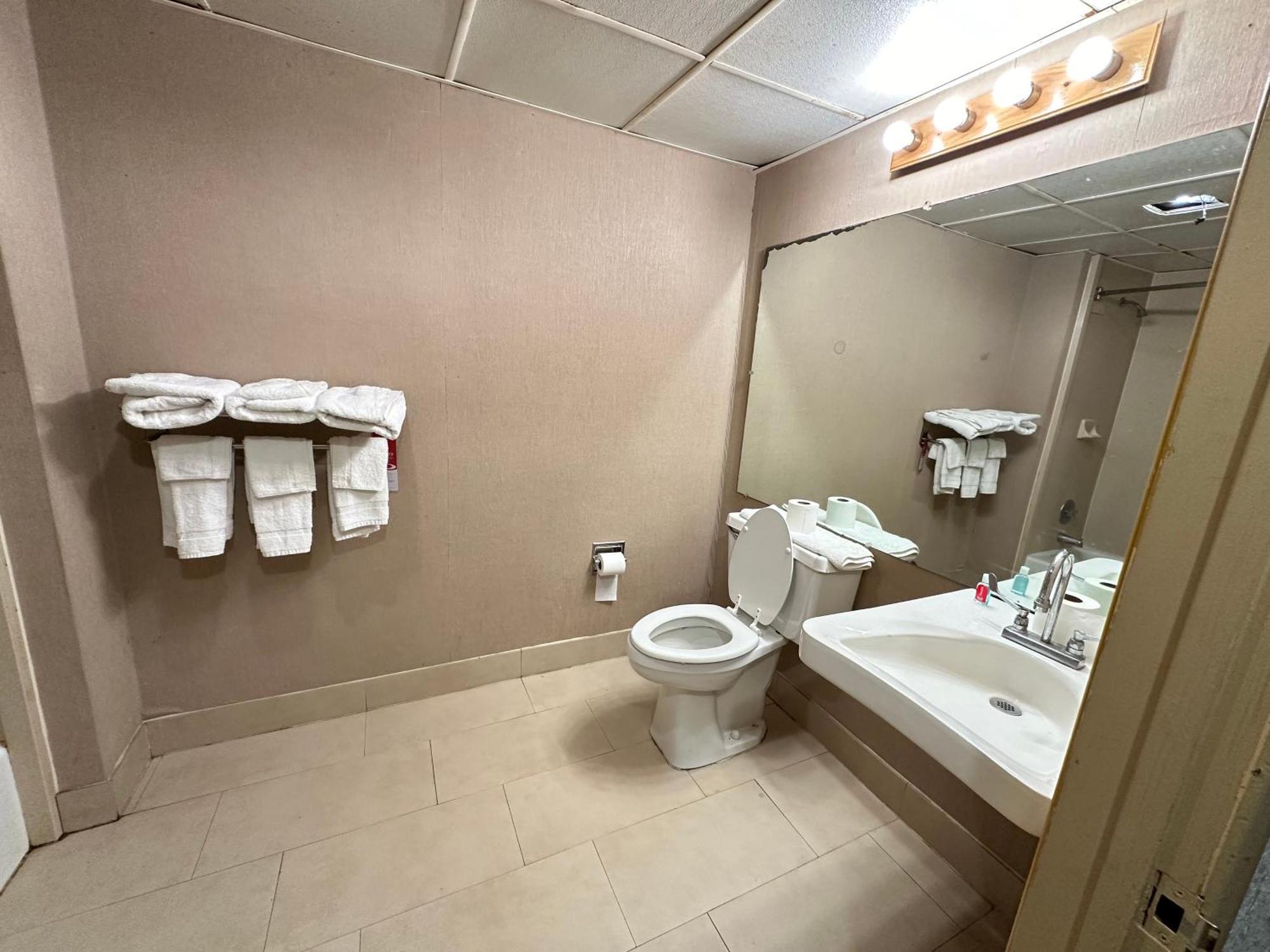 Double Room with Two Double Beds - Accessible/Smoking