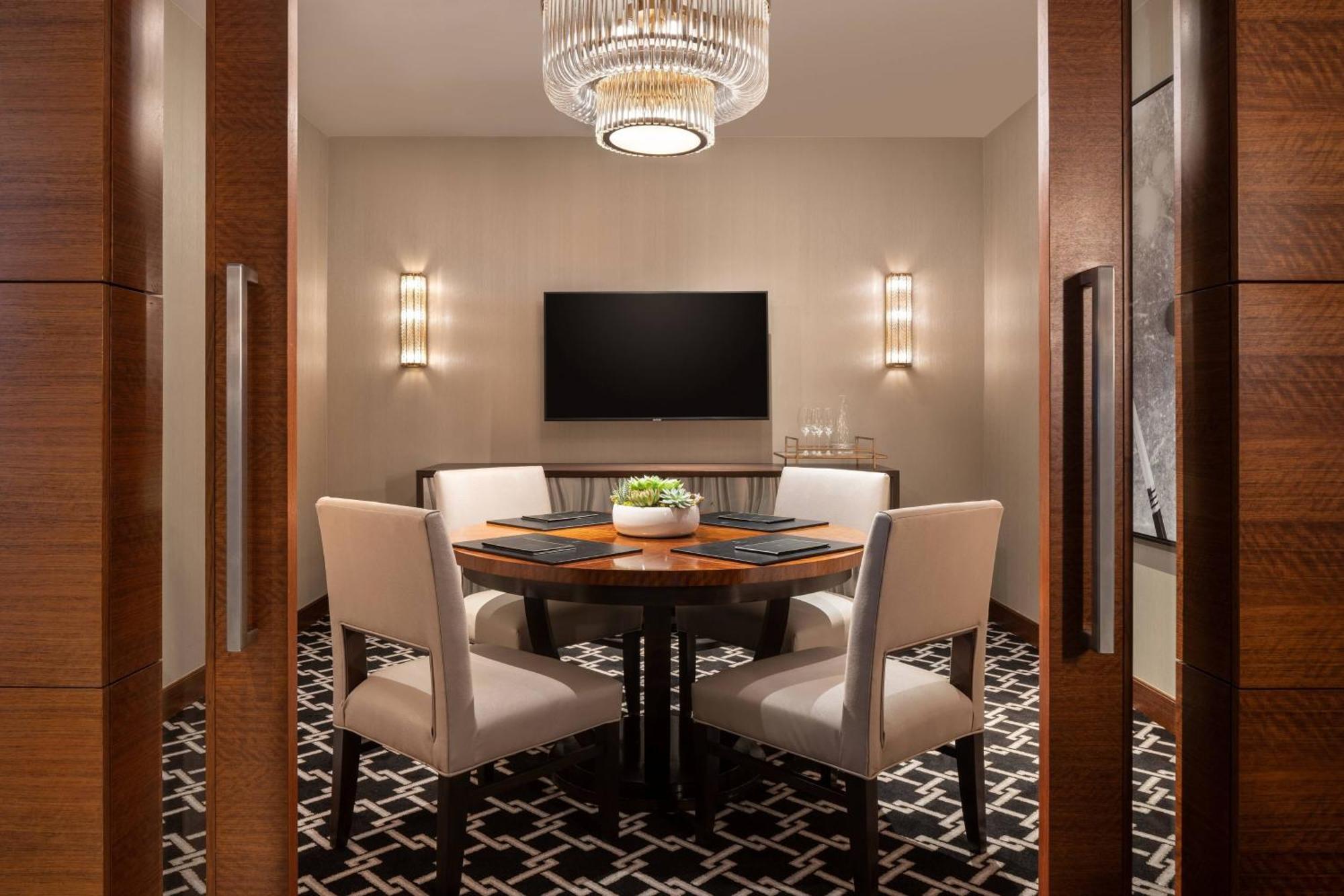 Deluxe King Guest Room 1 King Club Lounge Access