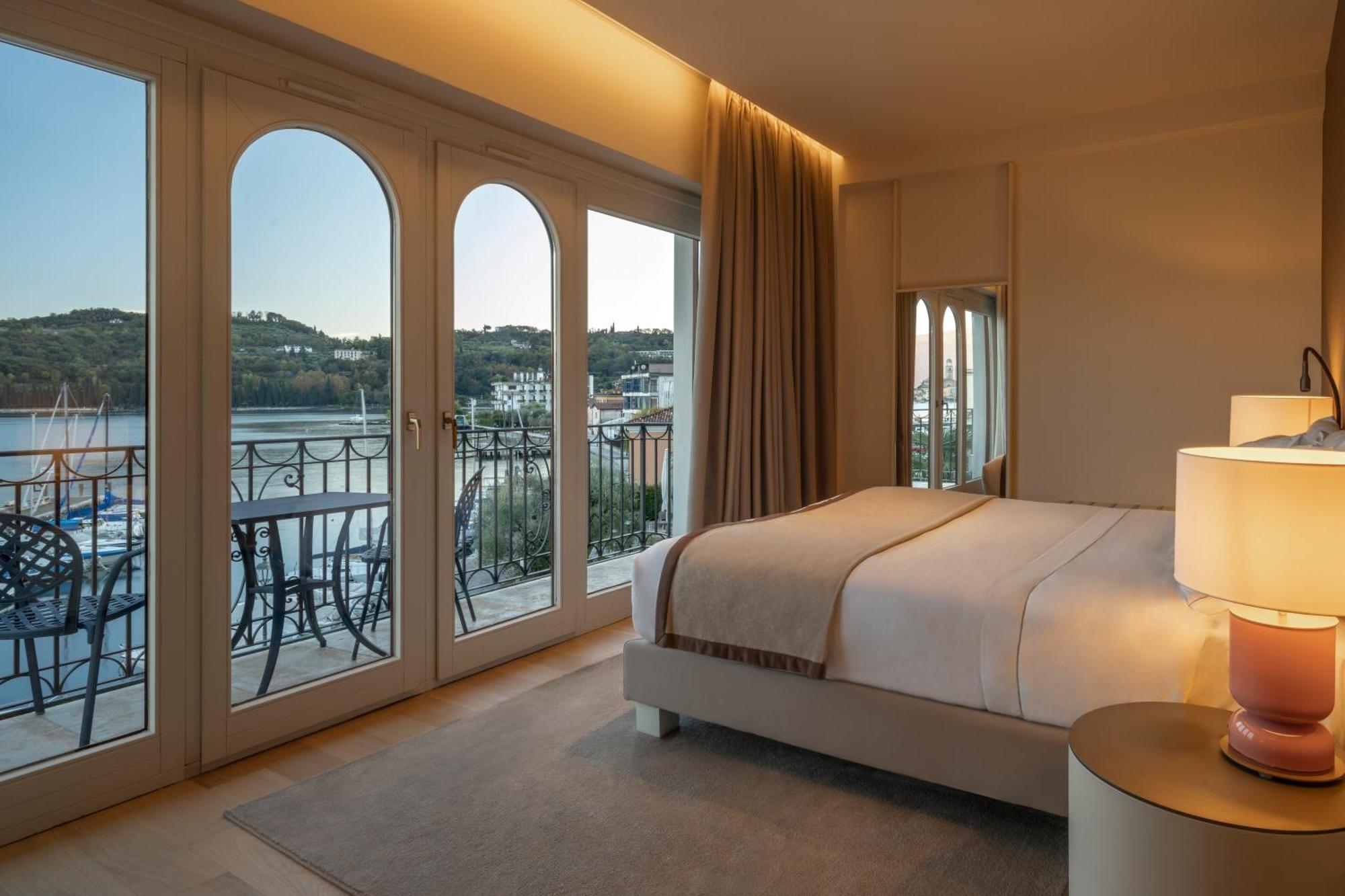 Deluxe Double Room Lake View