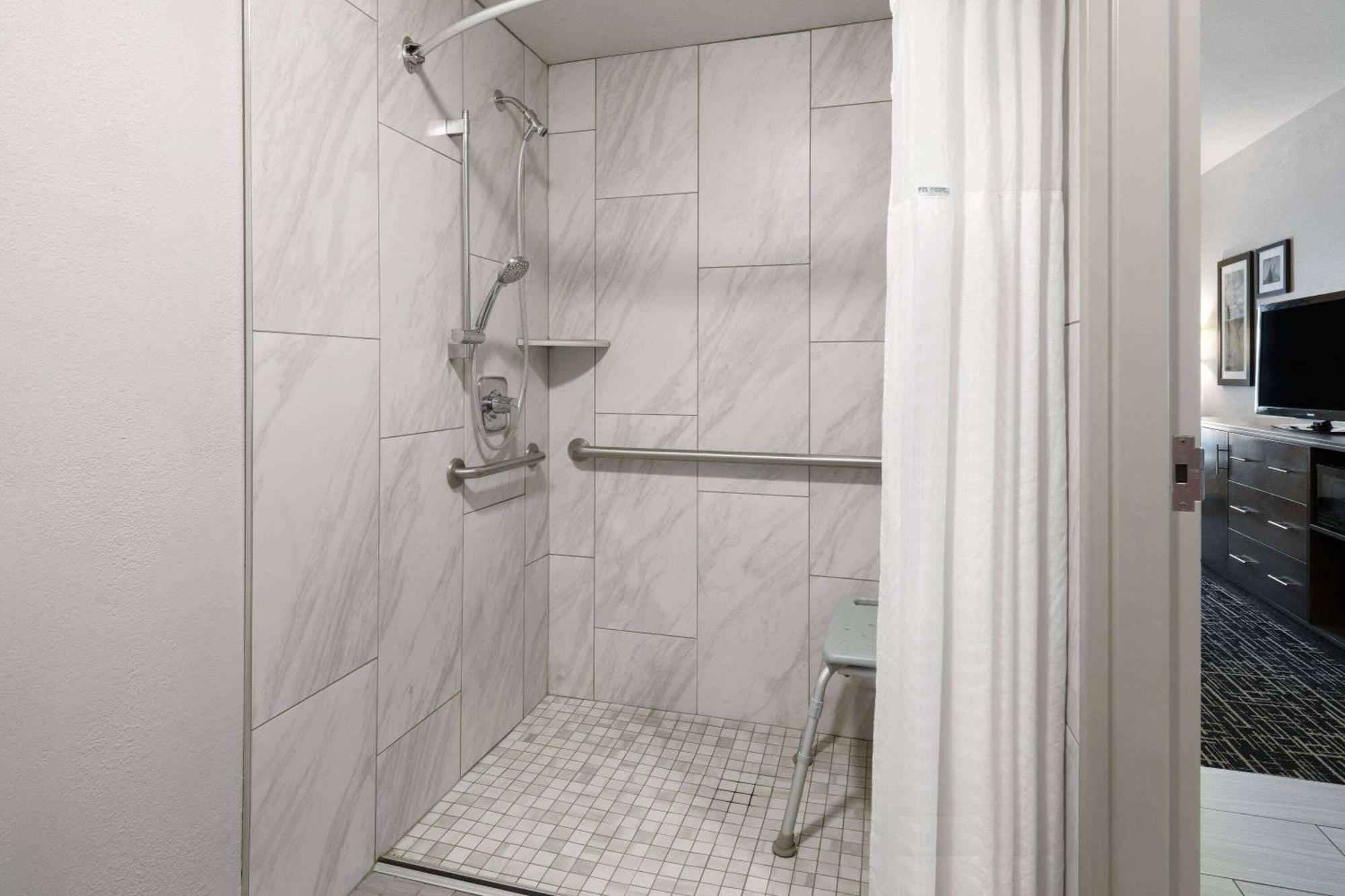 1 King Bed, Mobility Accessible Room, Bath Tub w/ Grab Bar, Non-Smoking