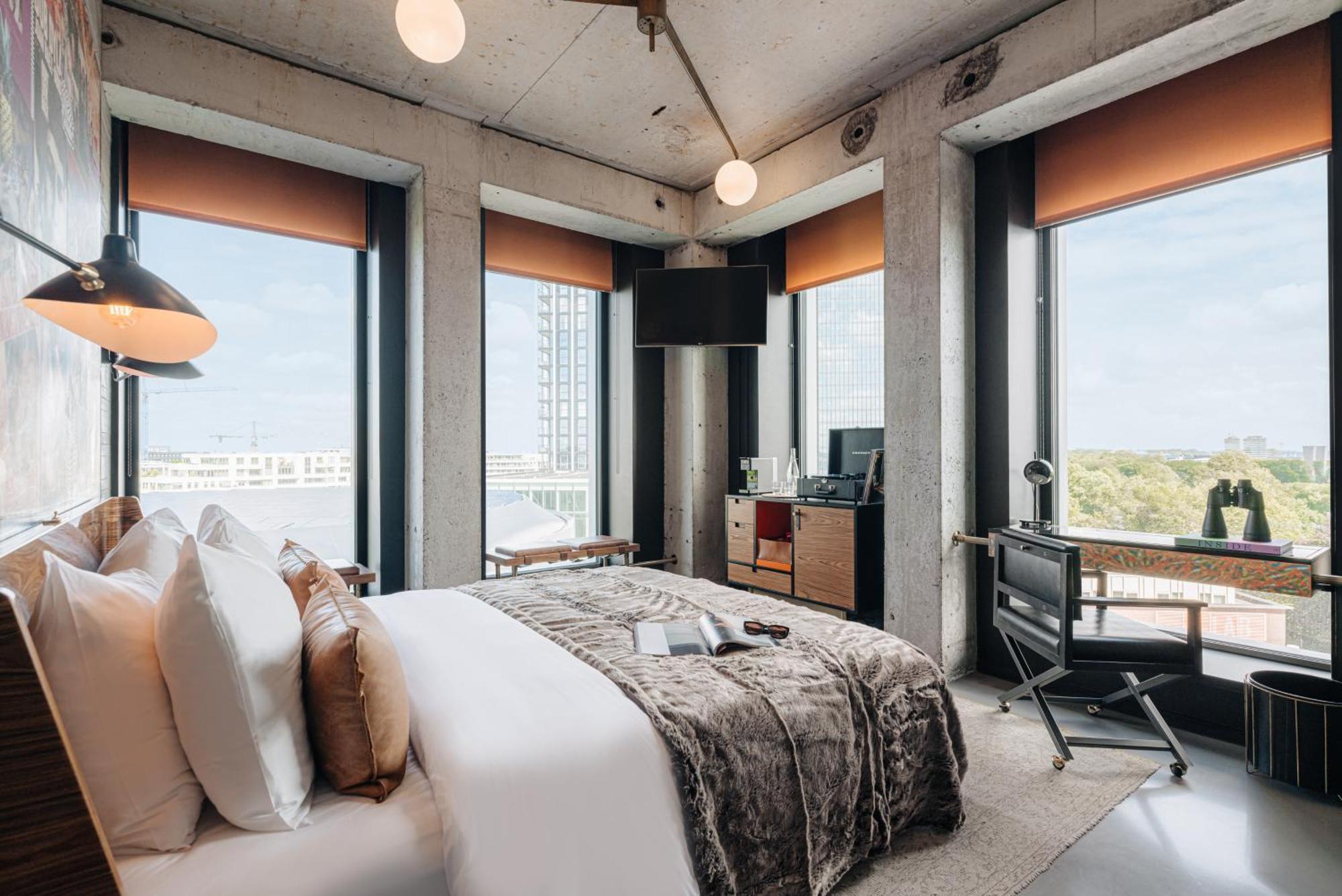 Deluxe Corner Room