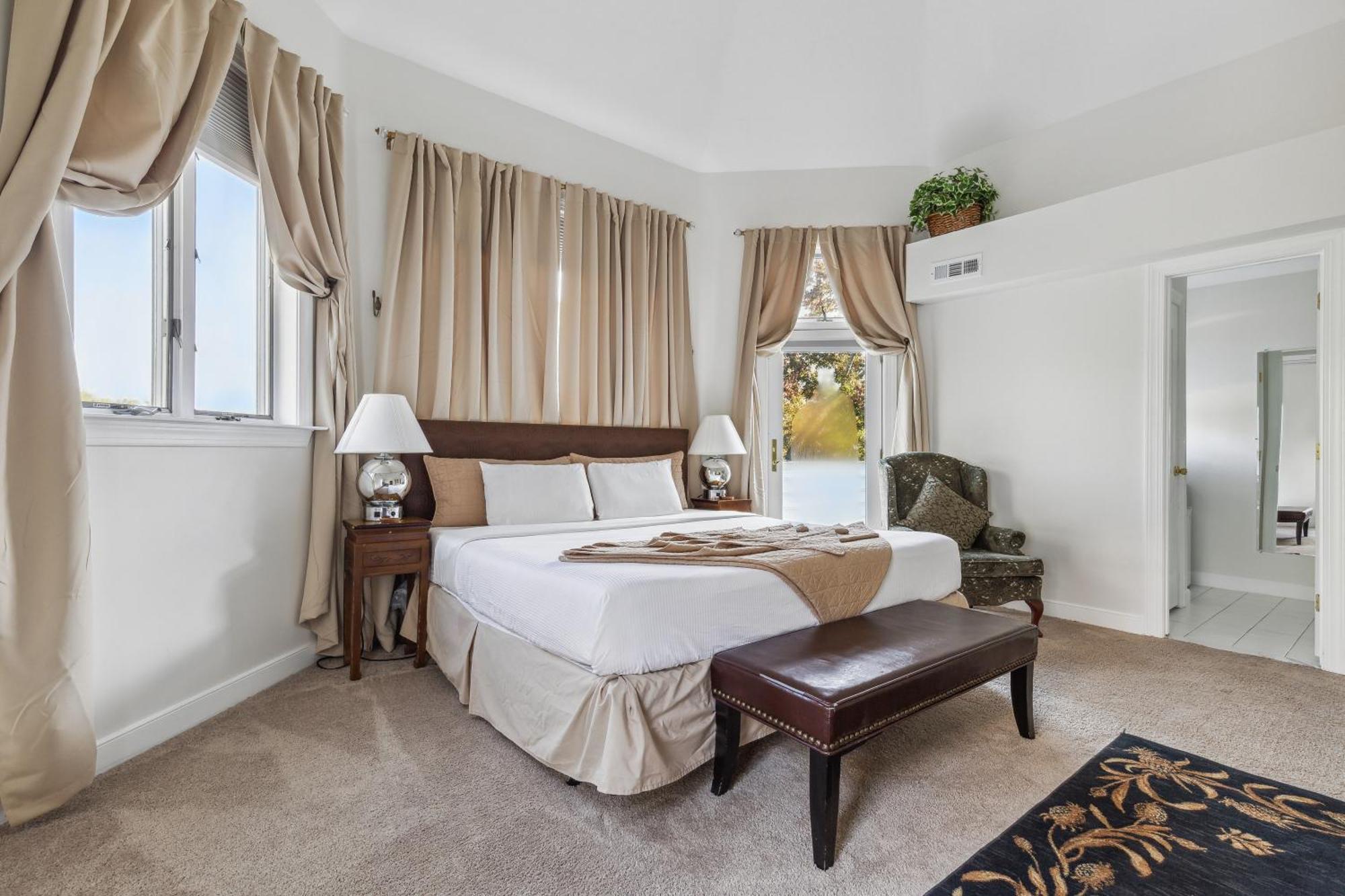 V Castle Suite