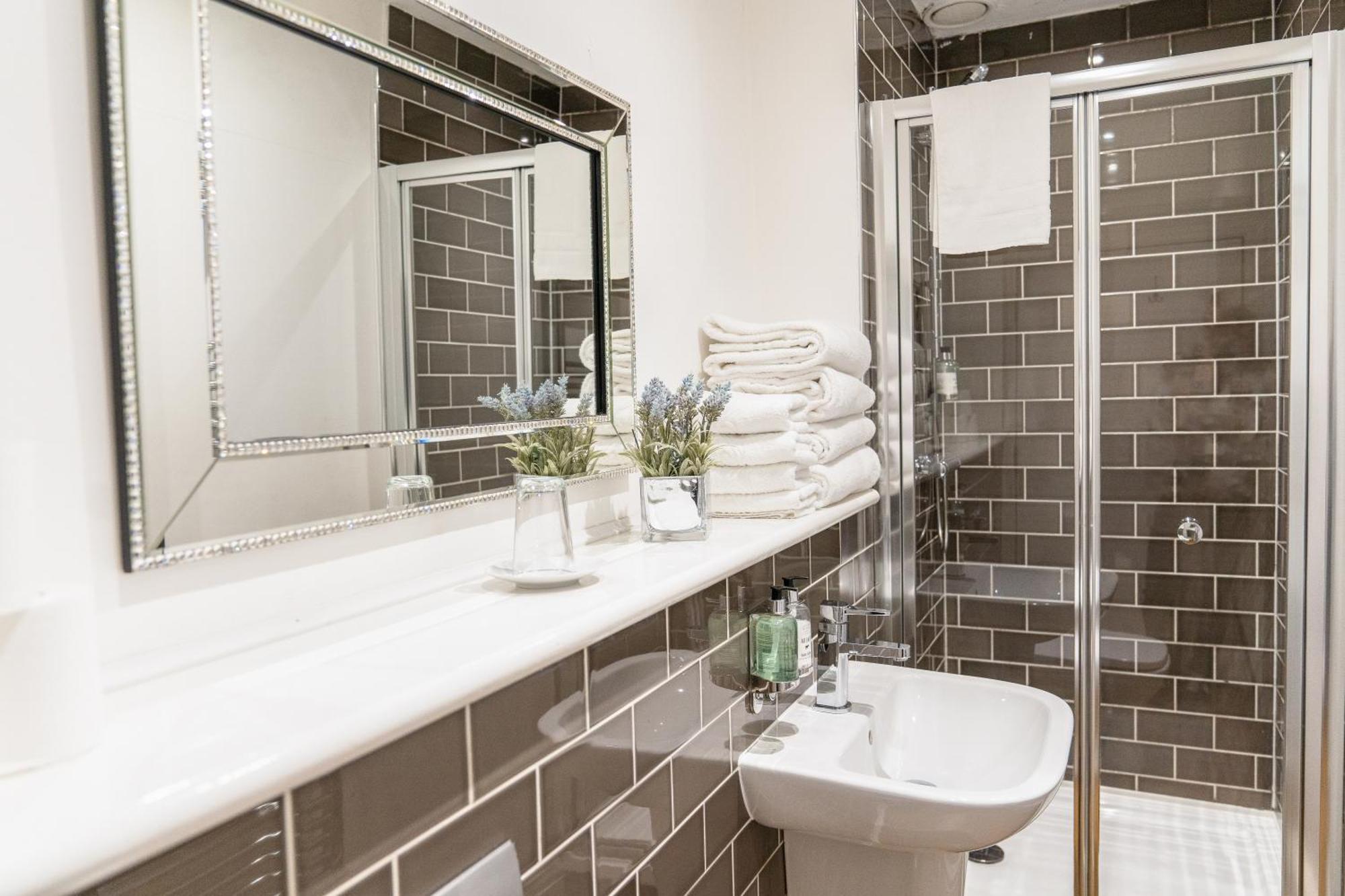 Luxury Two-Bedroom Apartment,1540947121:JPEG