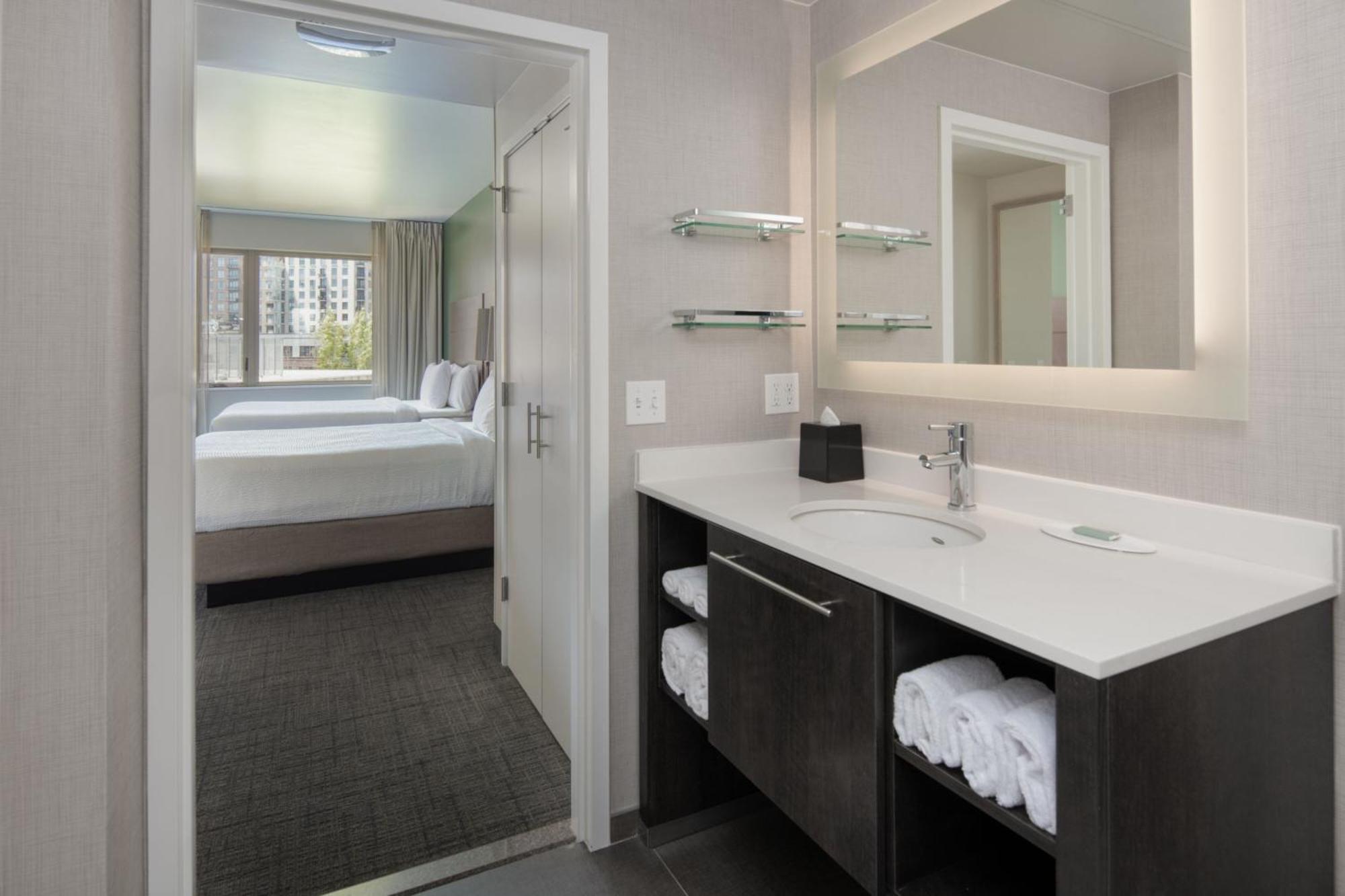 One-Bedroom Queen Suite